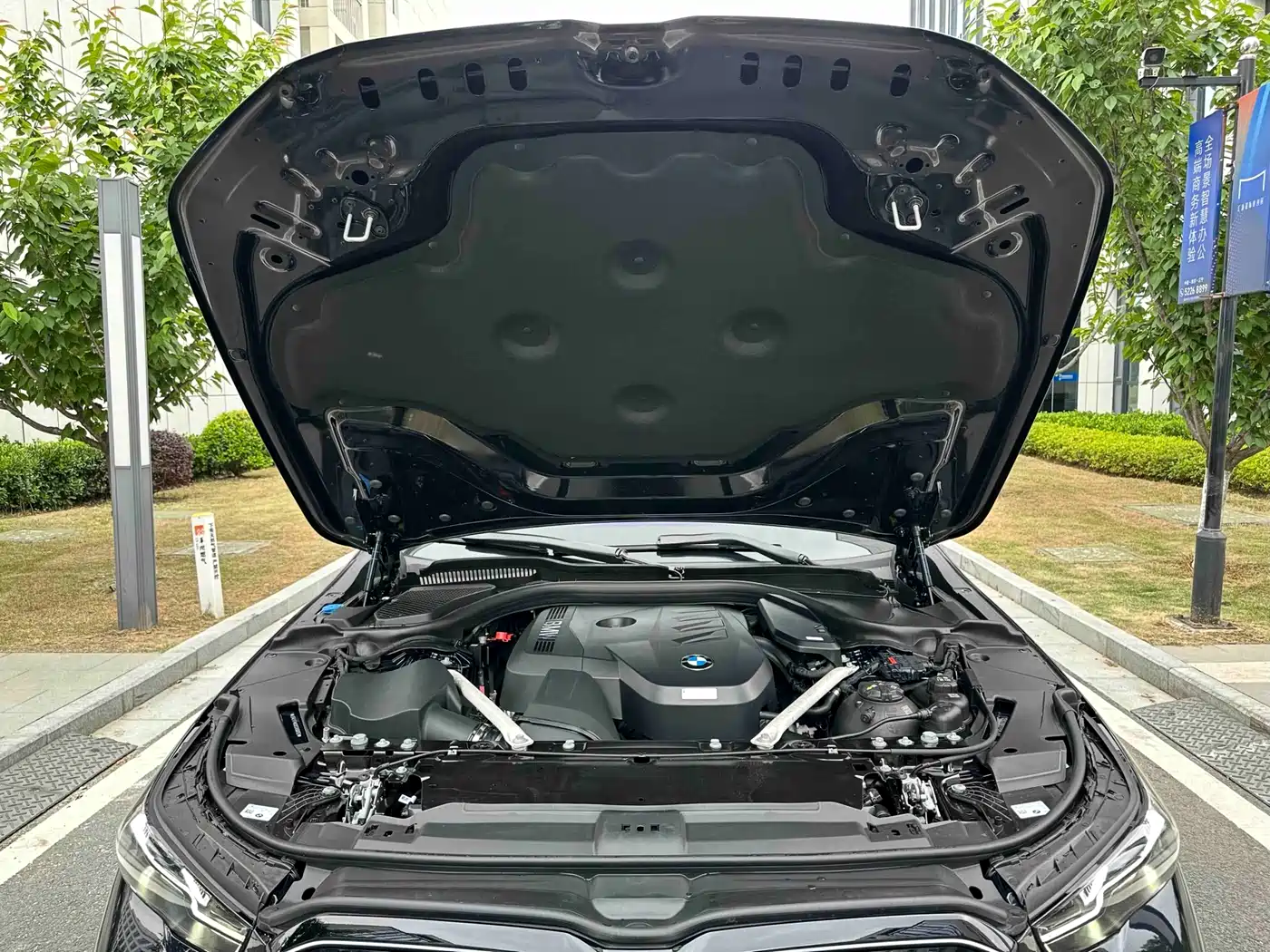 BMW 5 Series 2025 530Li Leading M Sport Package фото 12