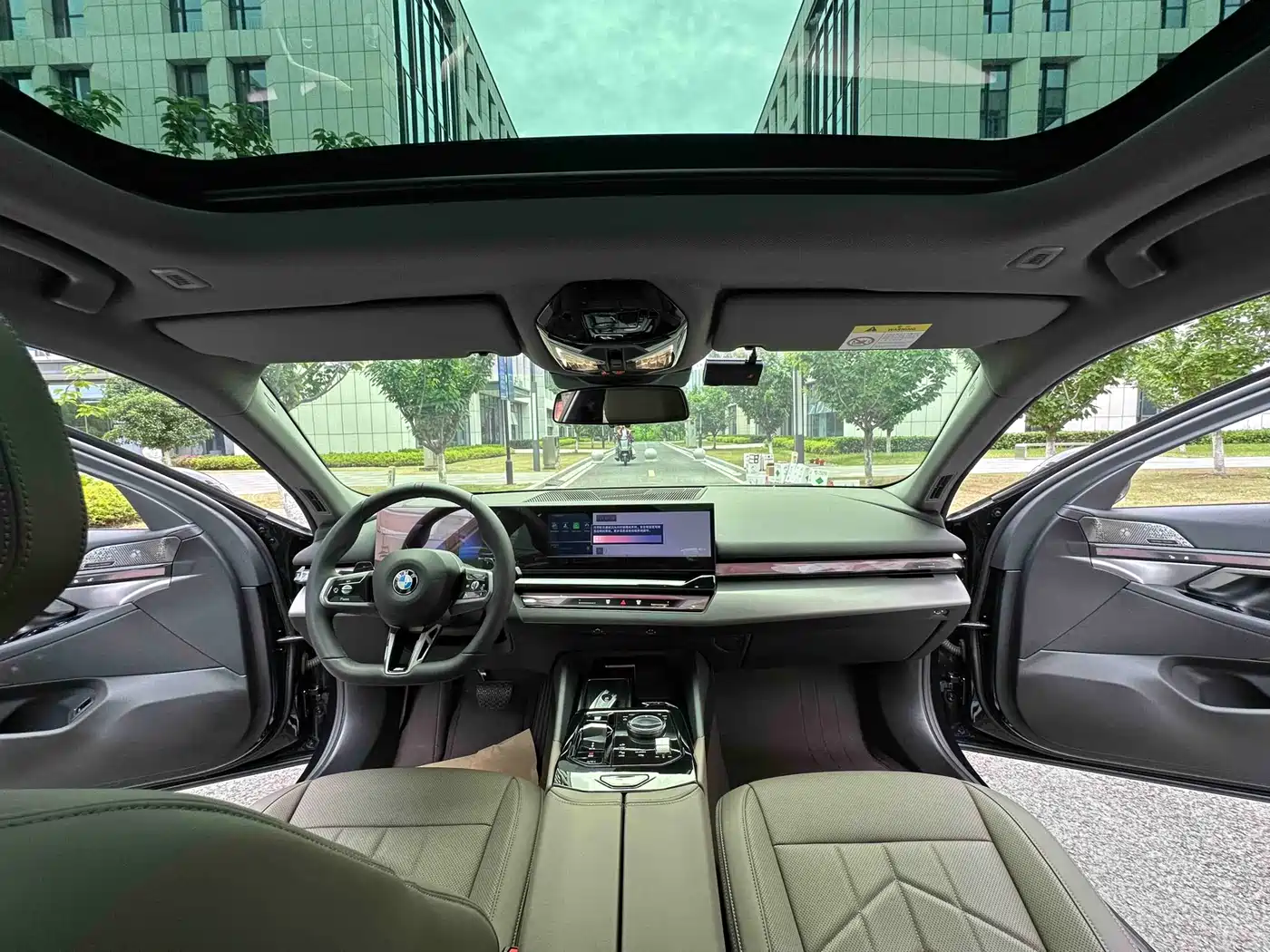 BMW 5 Series 2025 530Li Leading M Sport Package фото 24
