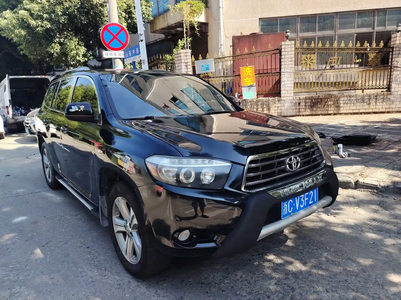 Photo 3 - Toyota Highlander