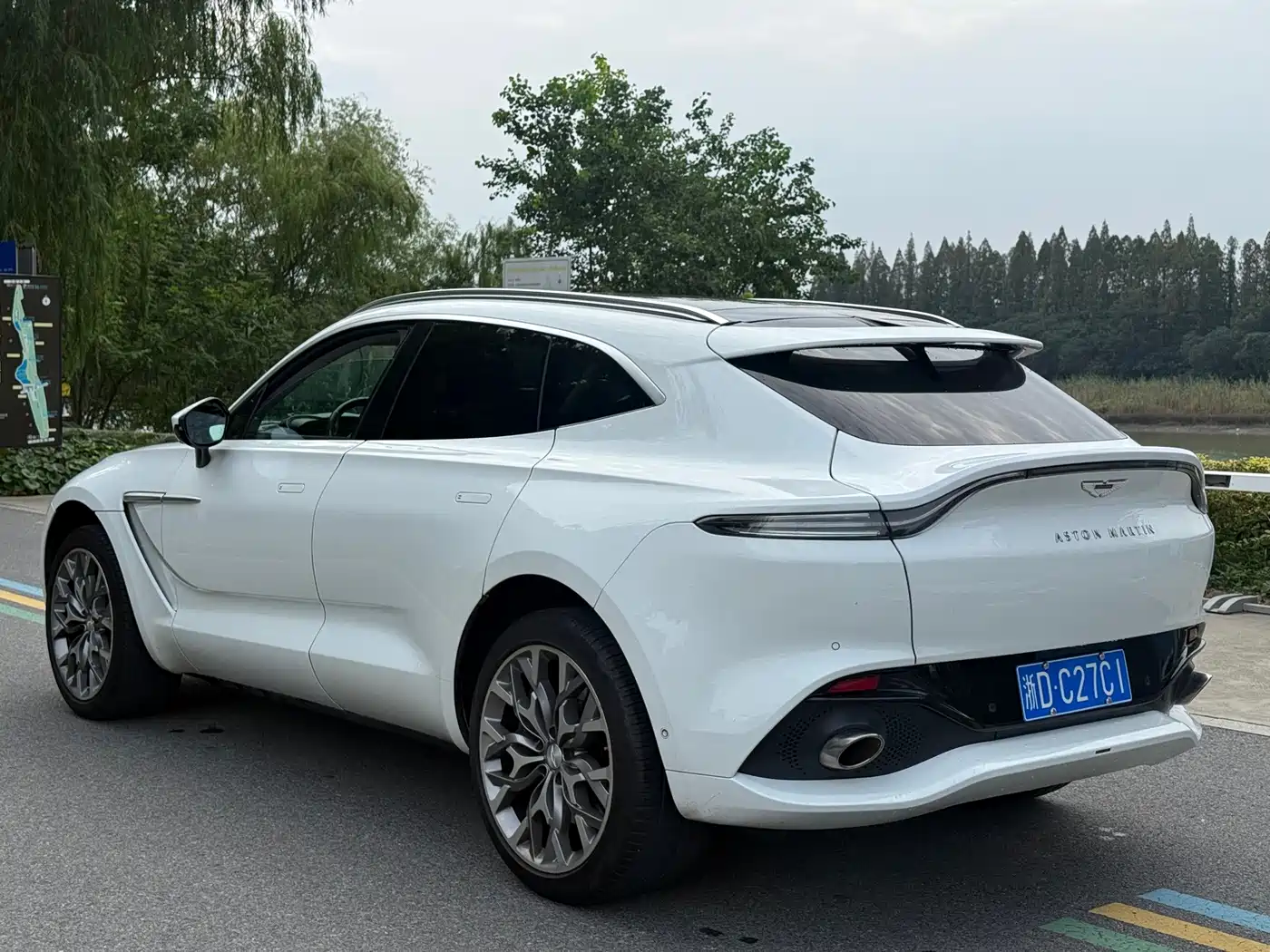 Photo 15 - Aston Martin DBX