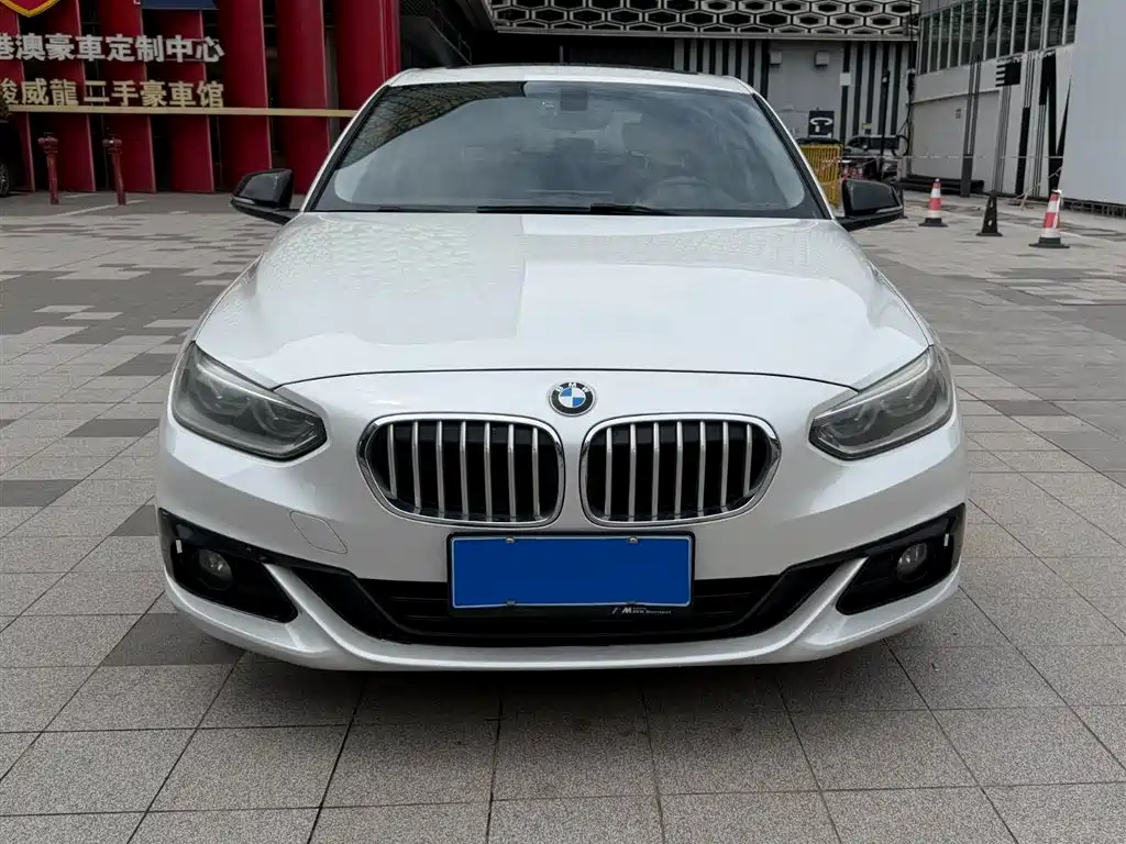 BMW 1 Series 2017 118i Sport фото 2