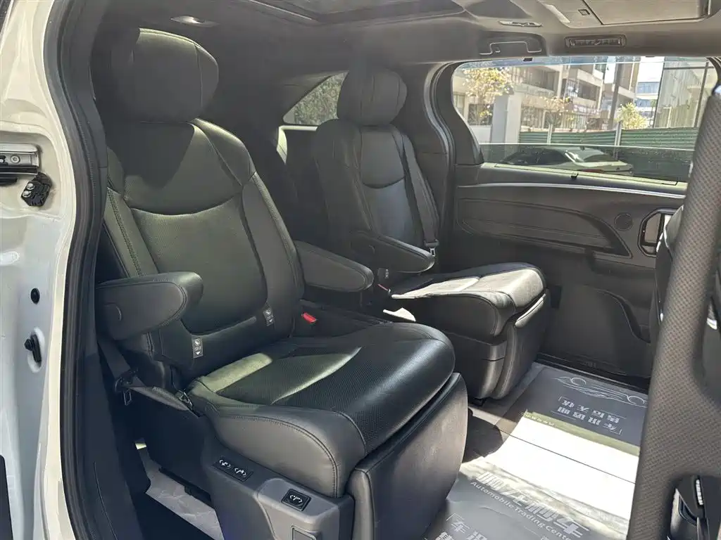 Toyota Granvia 2023 2.5L Hybrid Flagship VIP Edition фото 16