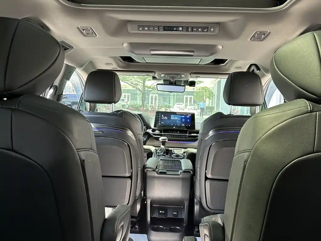 Toyota Granvia 2023 2.5L Hybrid Flagship VIP Edition фото 13