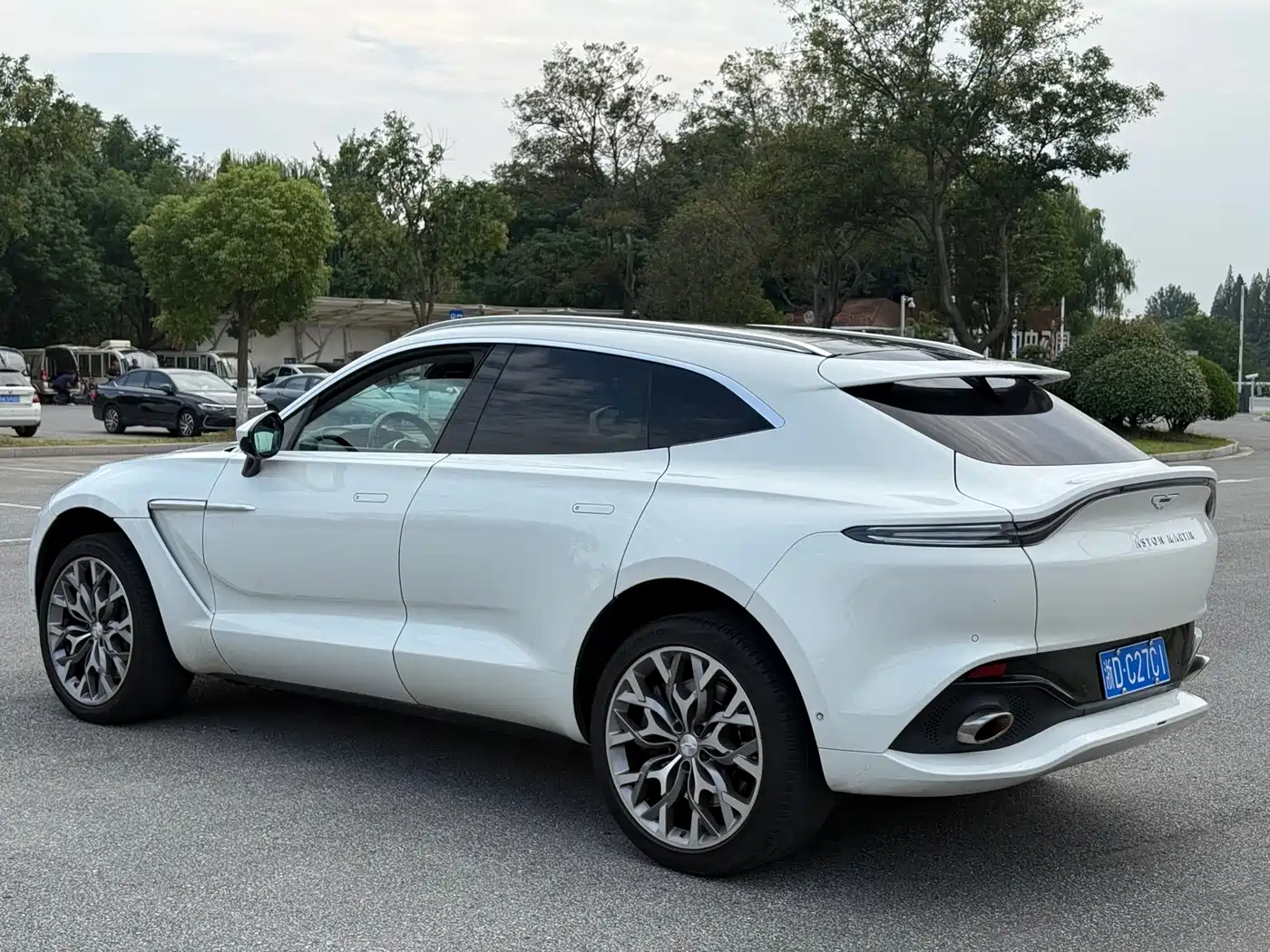 Photo 3 - Aston Martin DBX