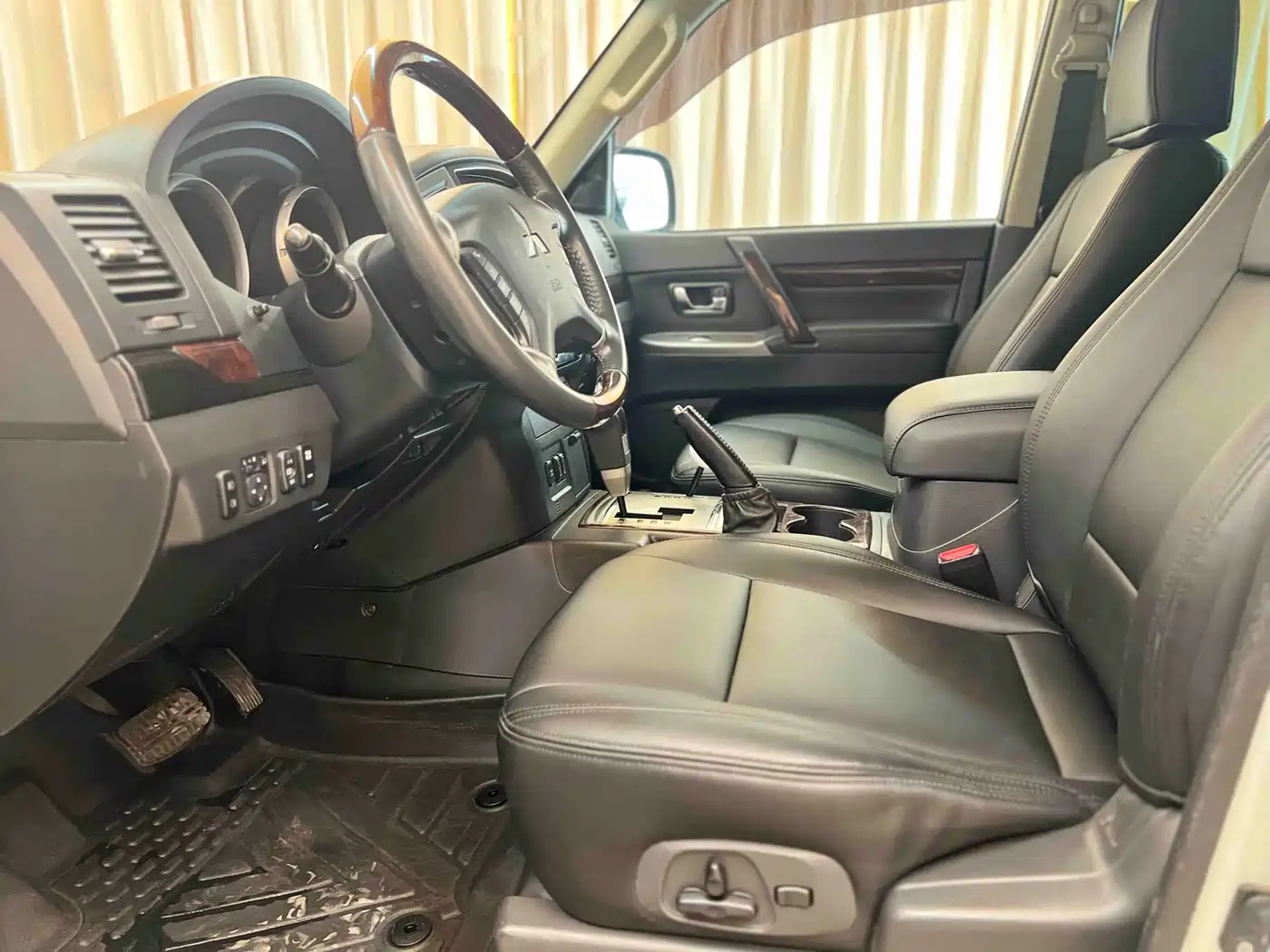 Mitsubishi Pajero (Import) 2016 3.0L Automatic Premium (China V) фото 9