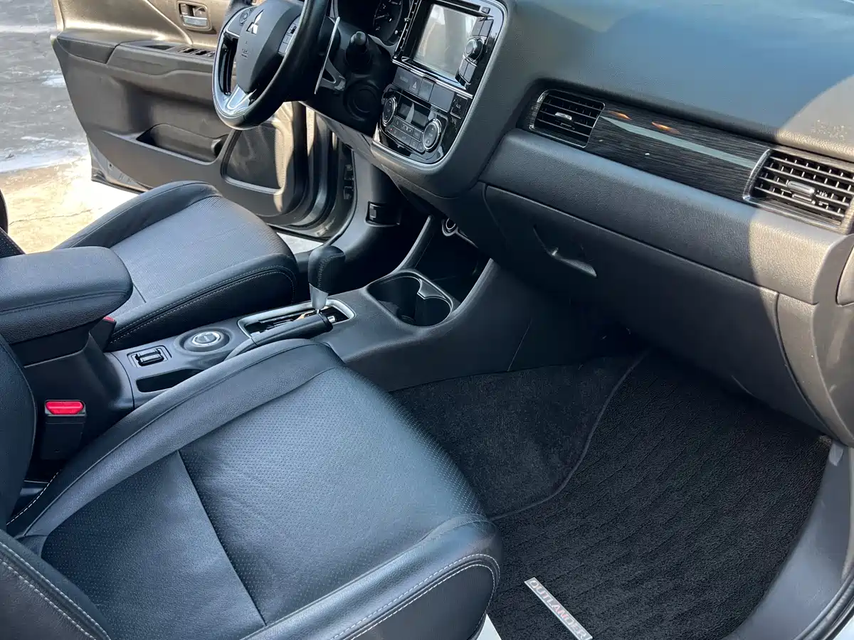 Mitsubishi Outlander (Import) 2016 2.4L 4WD Elite 7-seater фото 9