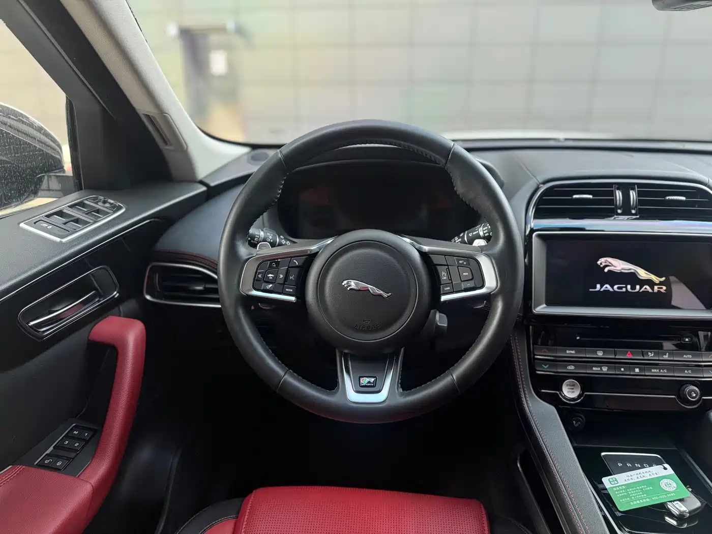Фото 15 - Jaguar F-PACE