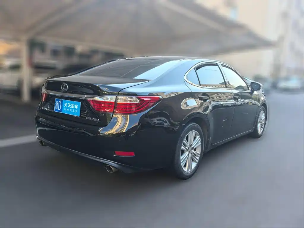 Фото 2 - Lexus ES