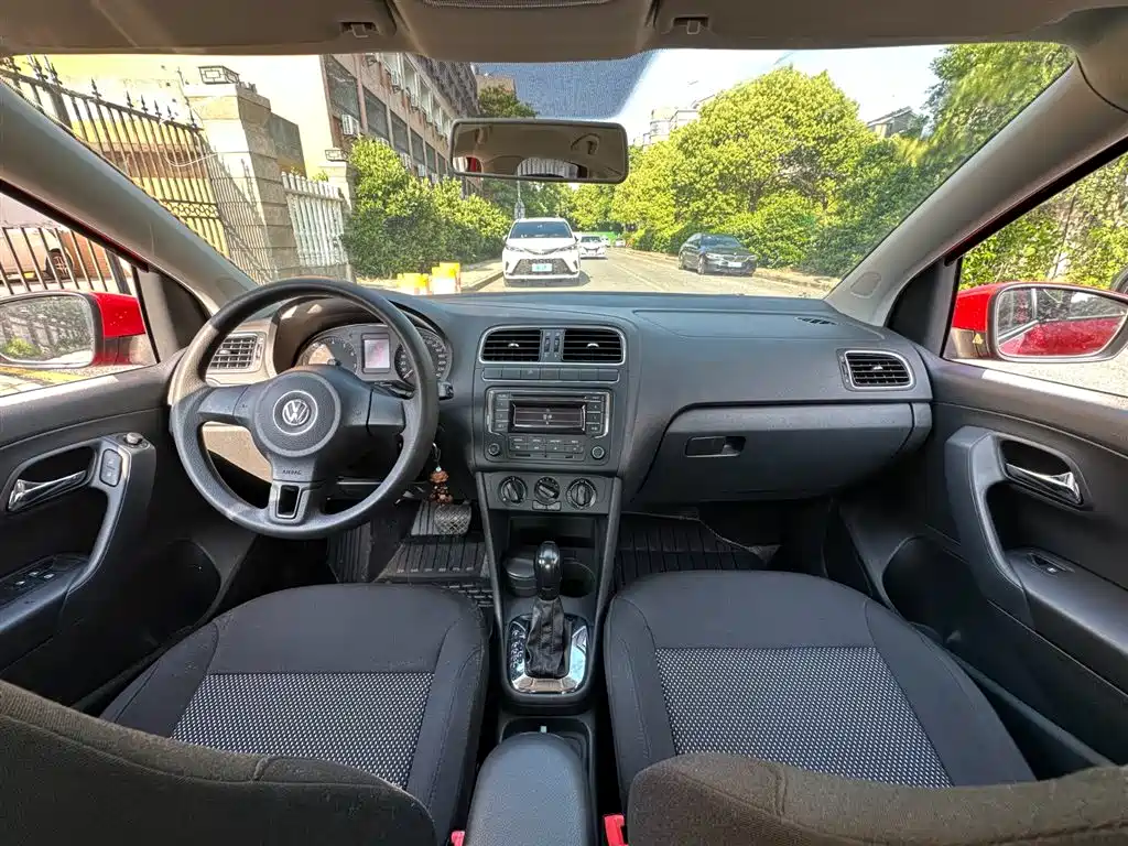 Volkswagen Polo 2013 1.6L Automatic Luxury Edition фото 9