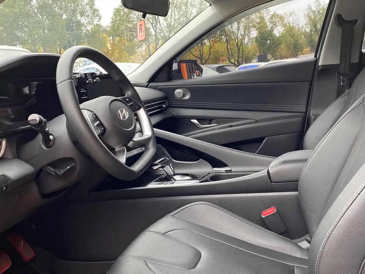 Hyundai Elantra 2023 1.5L CVT GLX Elite Edition фото 4