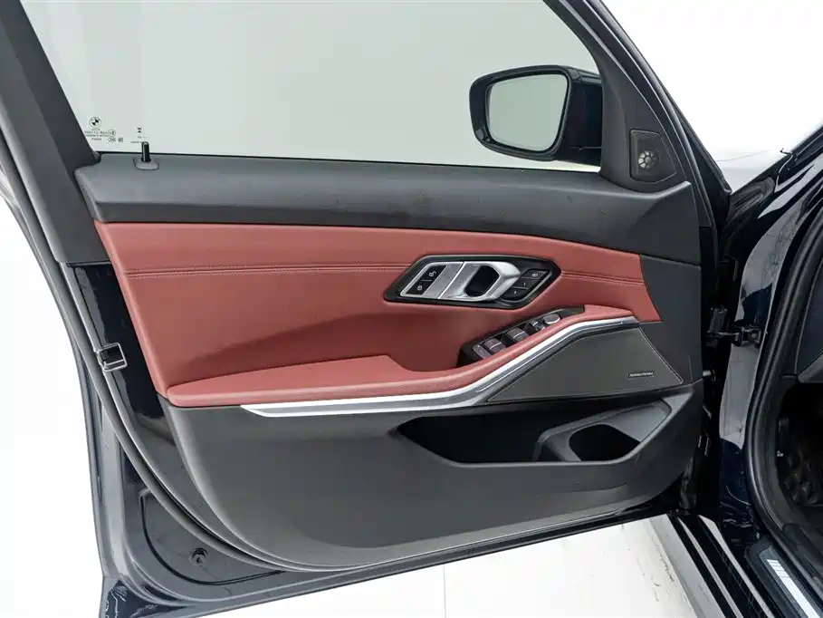 BMW 3 Series 2023 330i M Sport Shadow Edition фото 13