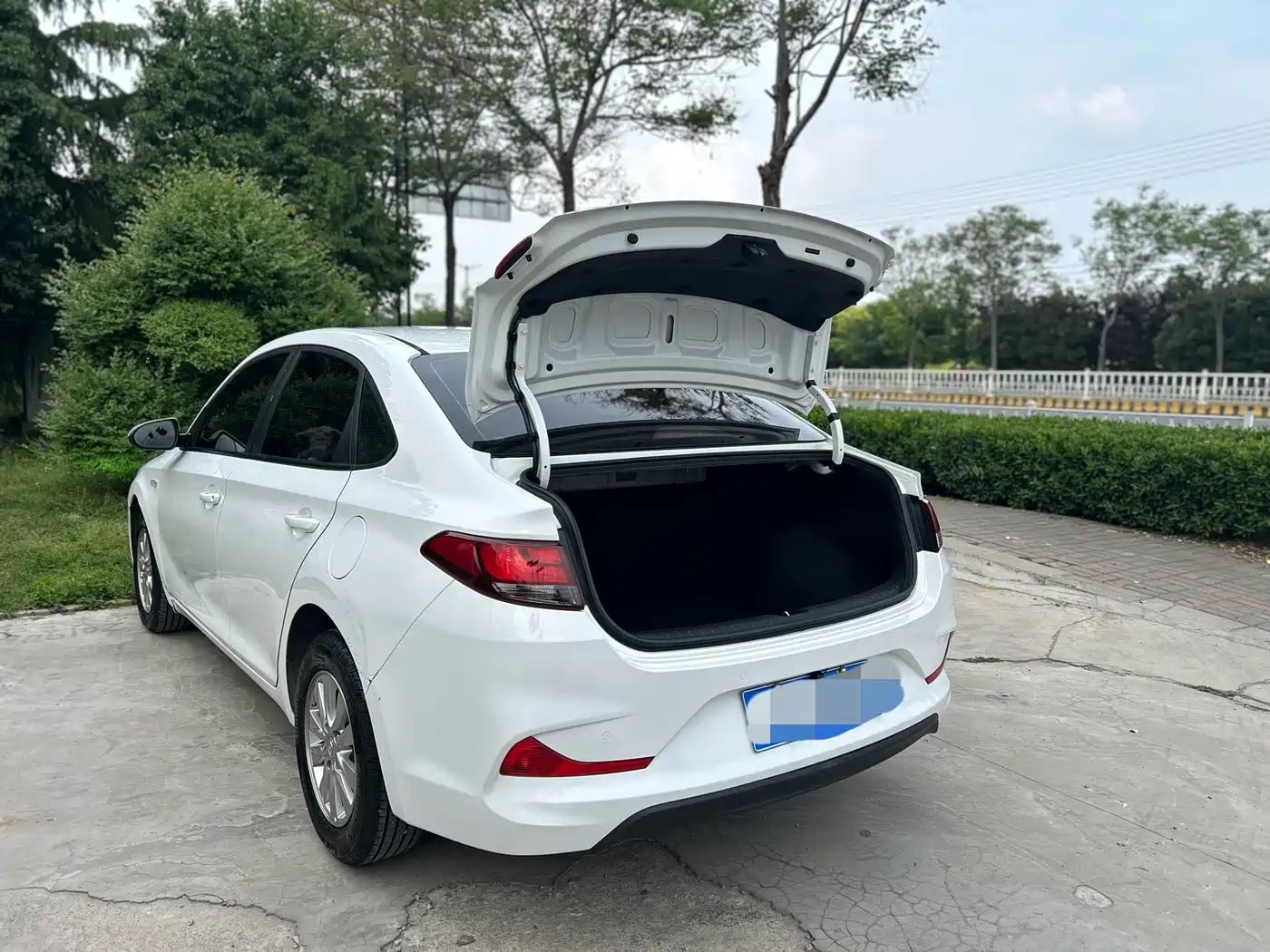 Hyundai Elantra 2018 1.6L Automatic Pleasing Edition GL China VI фото 16