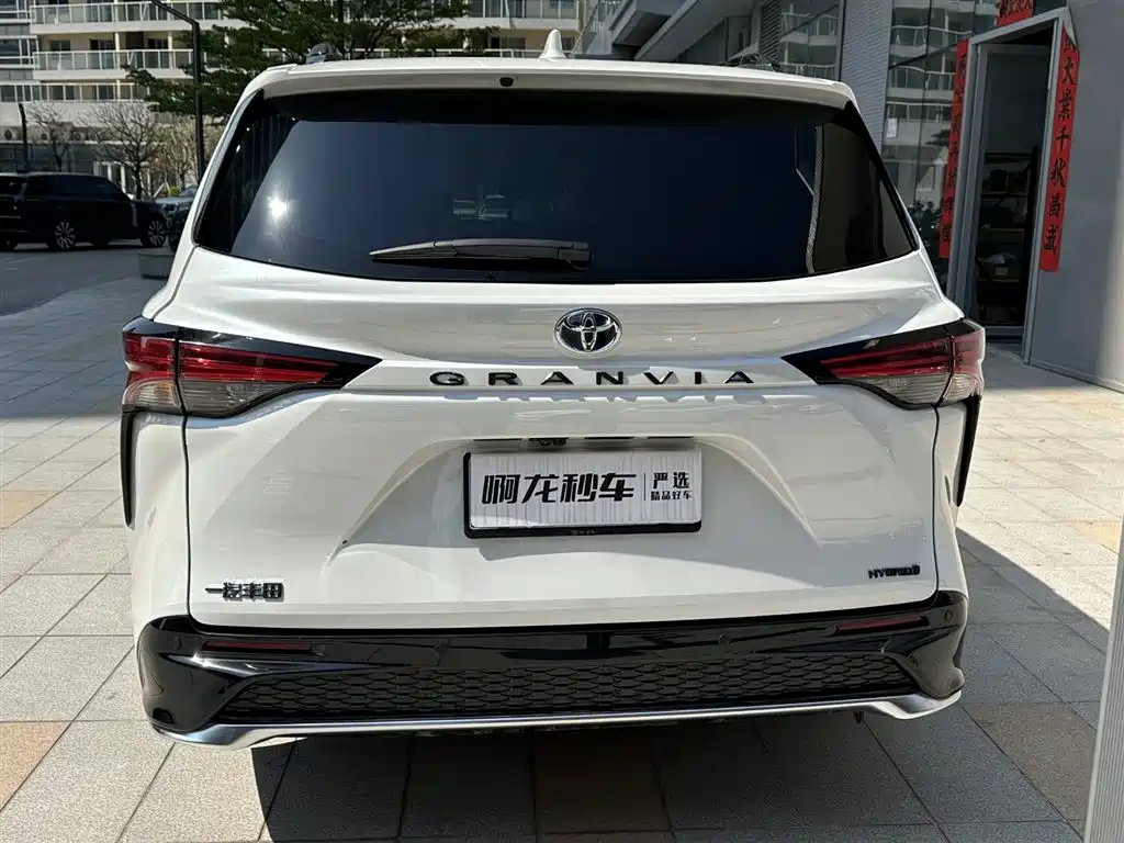 Toyota Granvia 2023 2.5L Hybrid Flagship VIP Edition фото 7