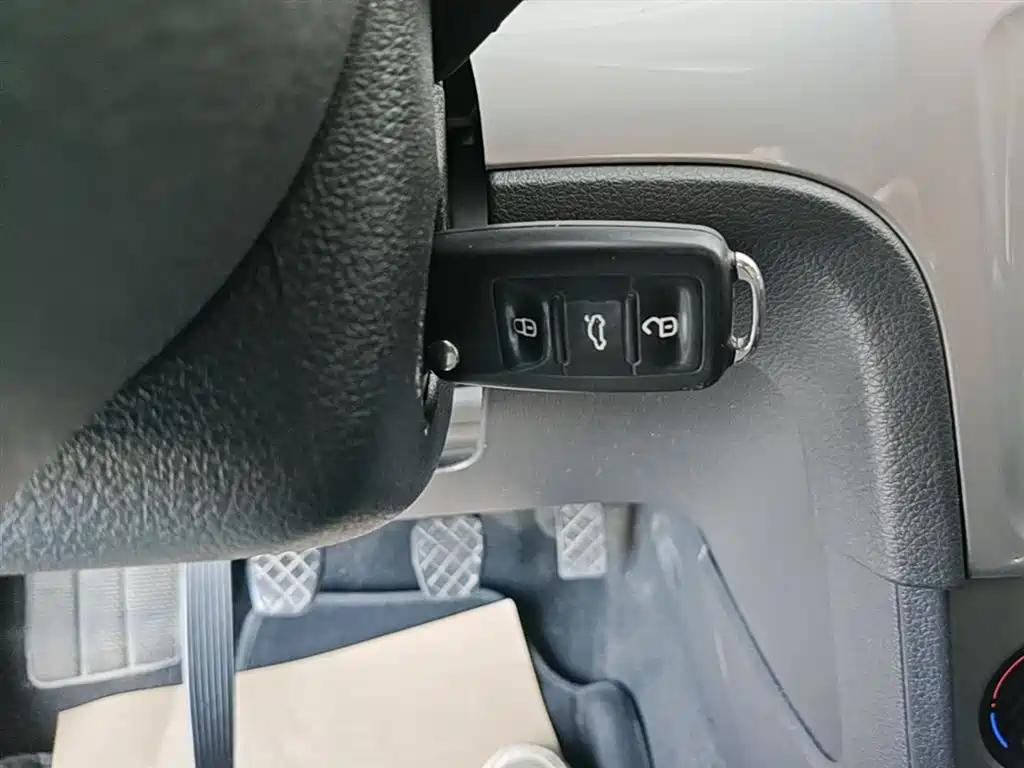 Volkswagen Lavida 2013 Facelift Classic 1.6L Manual Trend фото 9