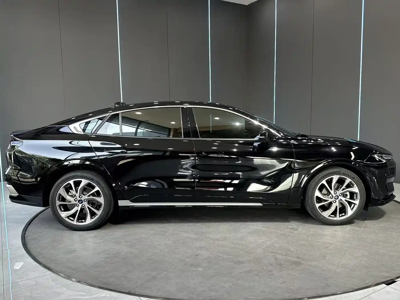 Ford Mondeo 2025 2.0T EcoBoost Premium фото 5