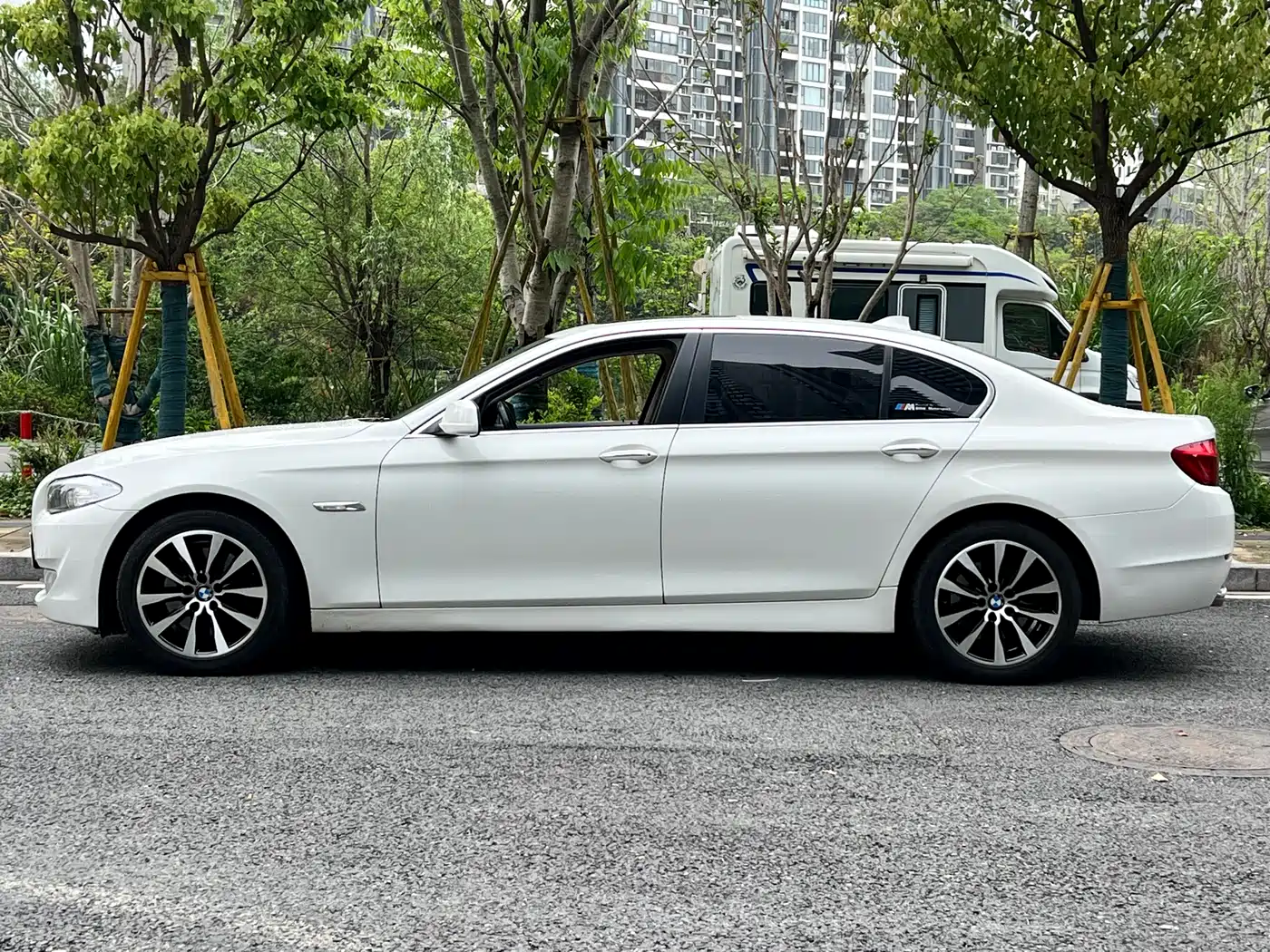 BMW 5 Series 2011 535Li Leading фото 8