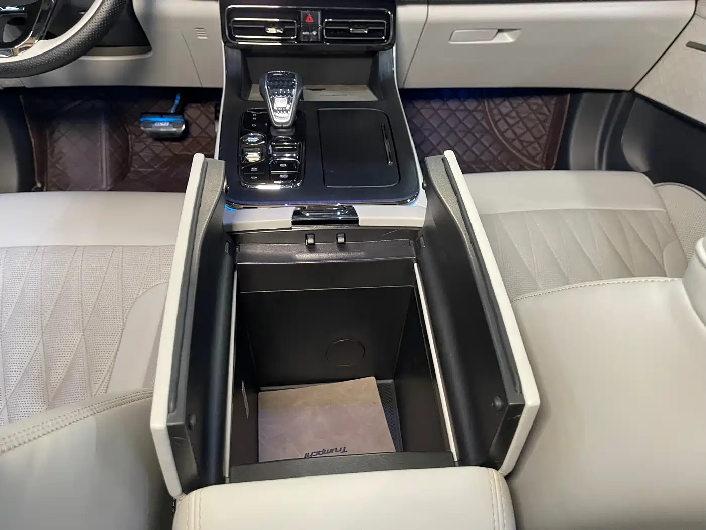 GAC Trumpchi Trumpchi GS8 2022 Pilot Series 2.0TGDI 2WD Premium Edition (7-Seater) фото 19