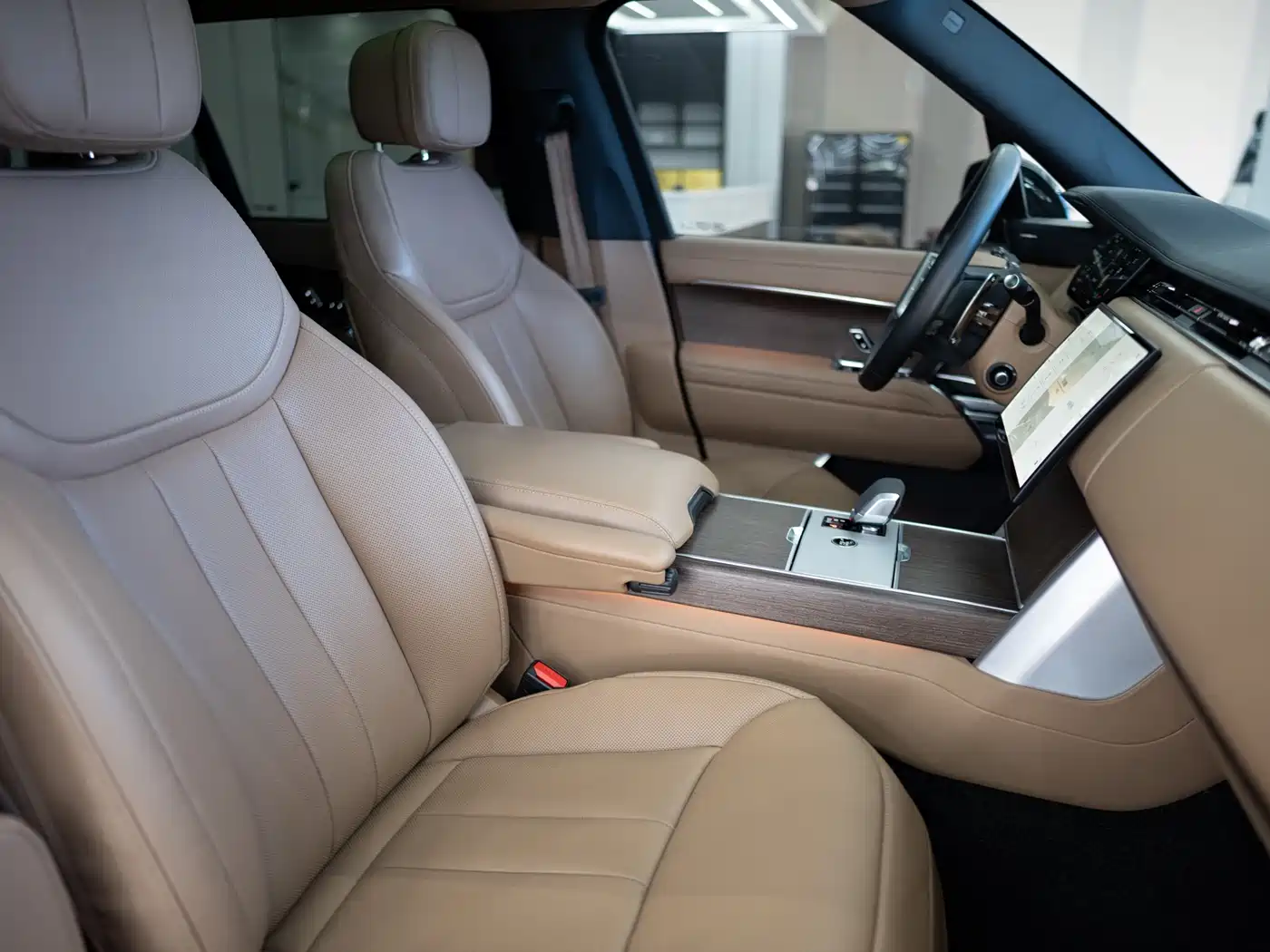 Land Rover Range Rover 2024 3.0 L6 400PS Golden Age Extended 7-Seater фото 15
