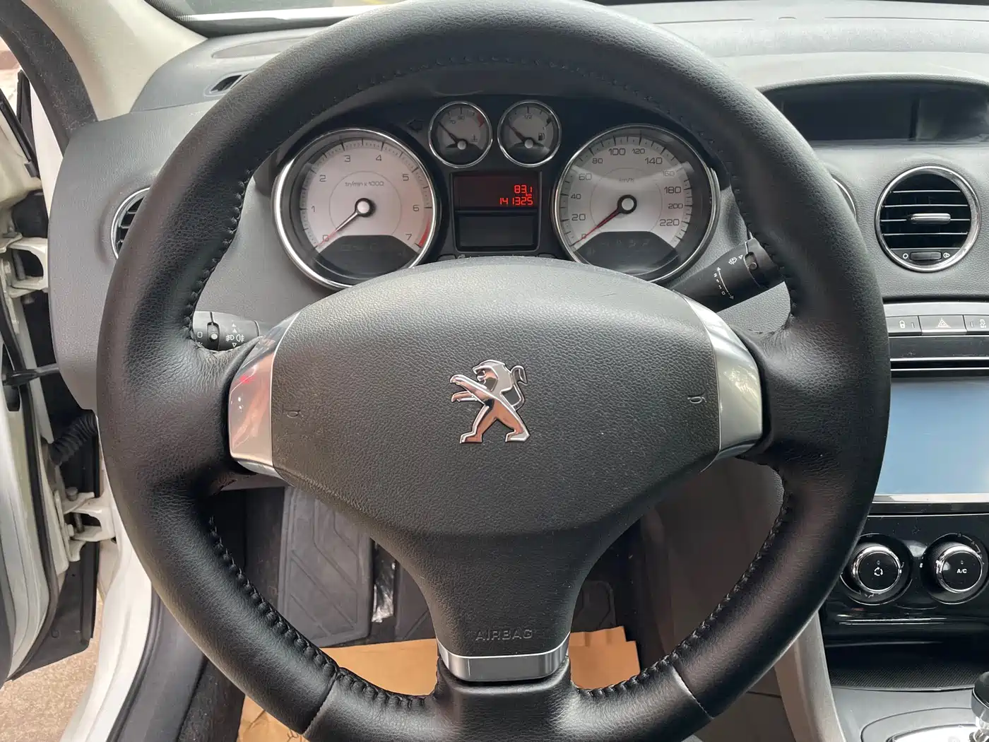 Peugeot 408 2013 2.0L Automatic Comfort Edition фото 9