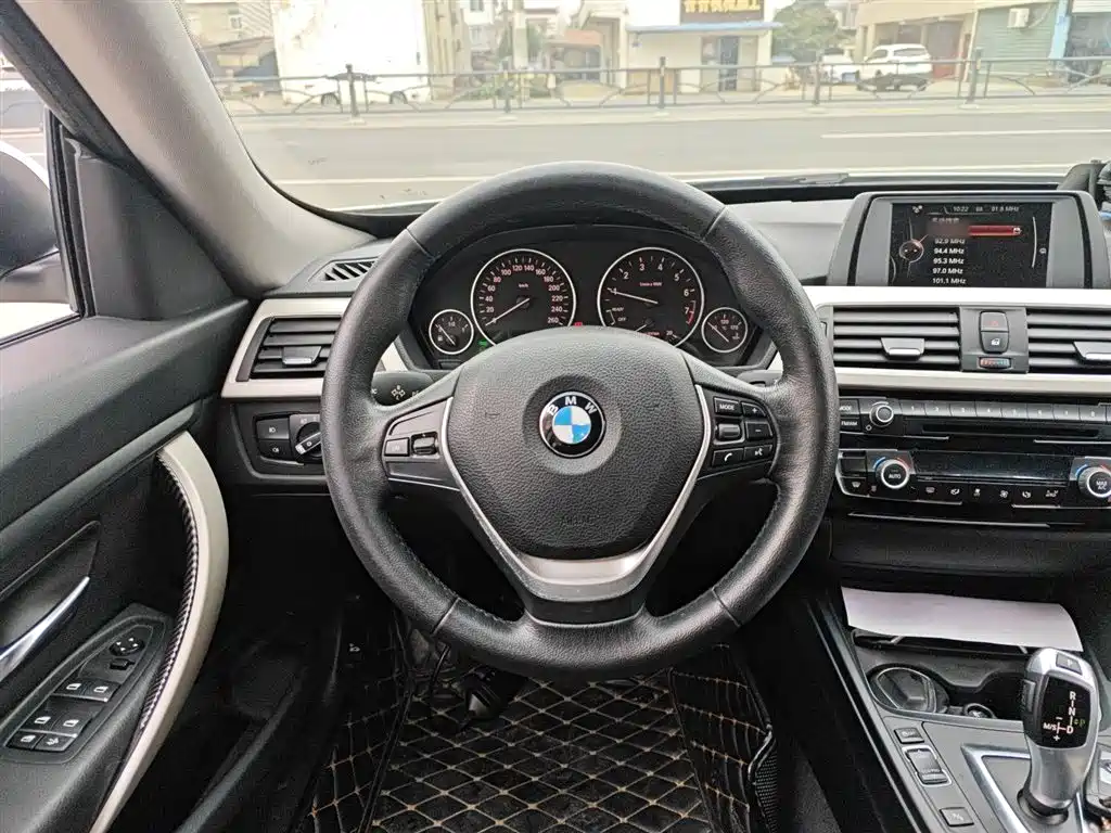 BMW 3 Series GT 2017 320i Fashion фото 7