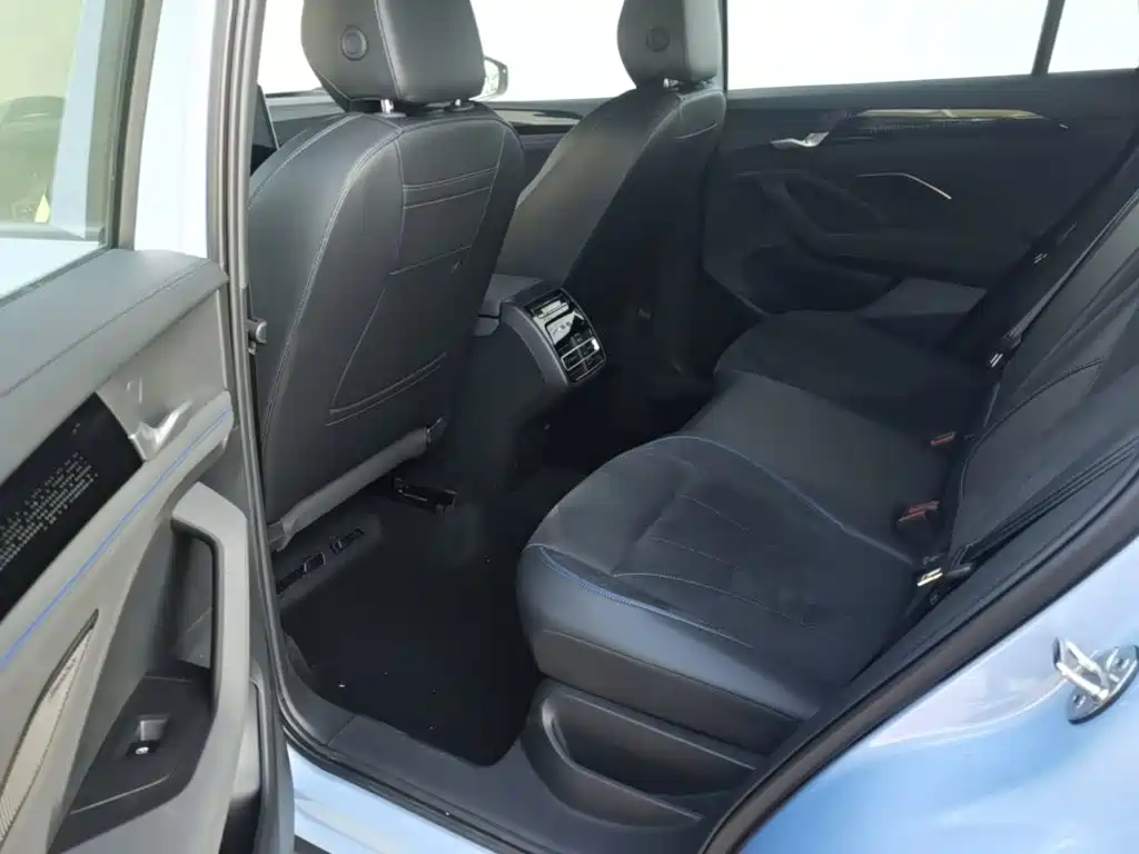 Photo 17 - Volkswagen Tiguan L