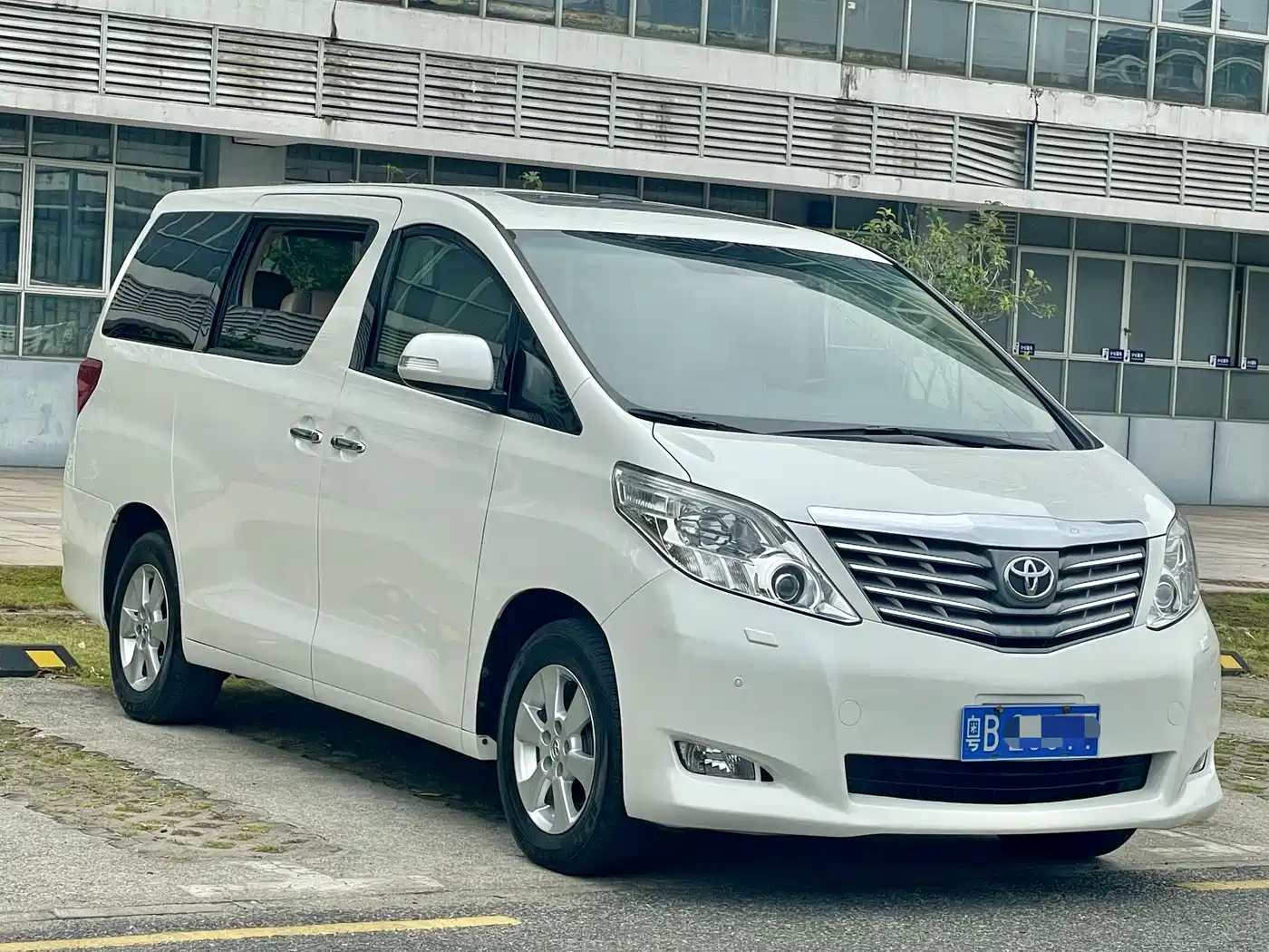 Toyota Alphard 2011 3.5L Luxury Edition фото 3