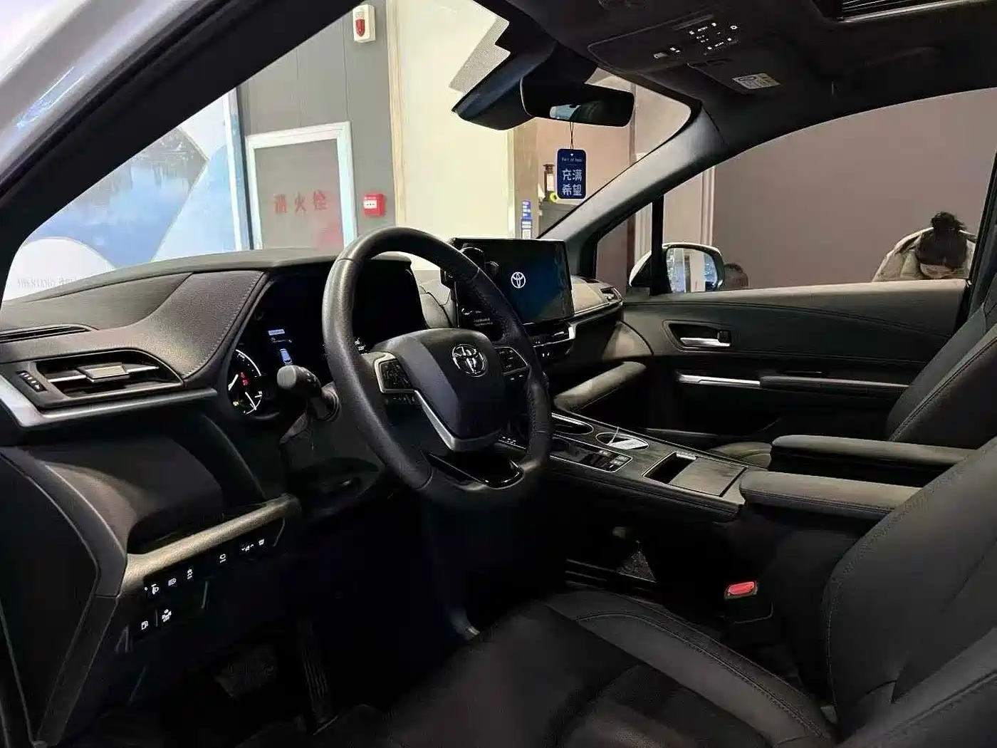 Toyota Sienna 2024 2.5L Hybrid 4WD Premium Edition фото 4