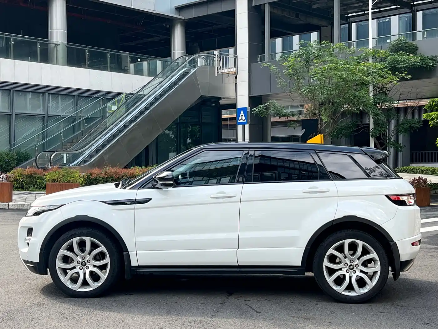 Land Rover Range Rover Evoque (Import) 2013 2.0T 5-Door Spark Limited Edition фото 4