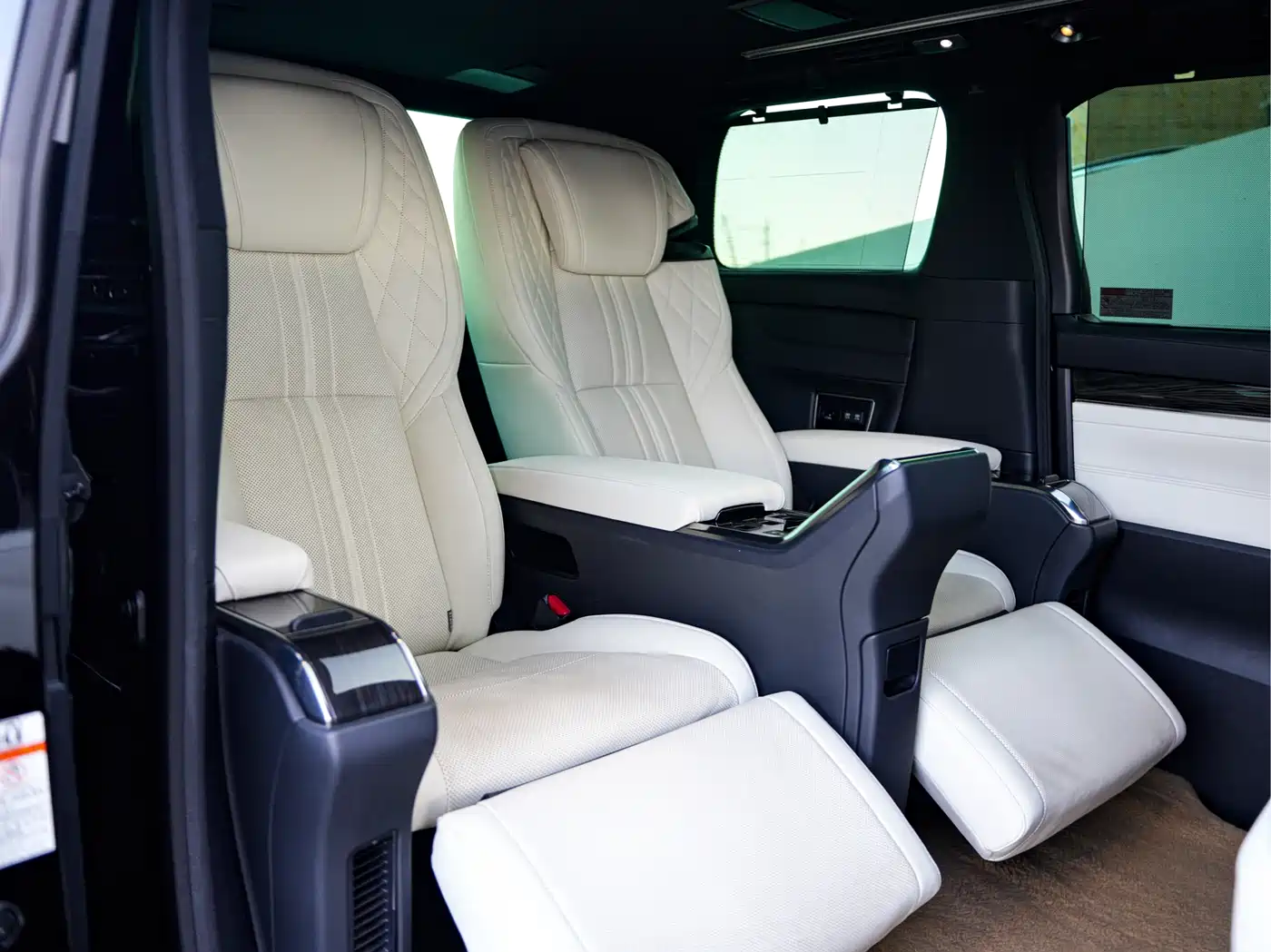 Lexus LM 2020 300h 4-Seat Imperial Edition фото 14