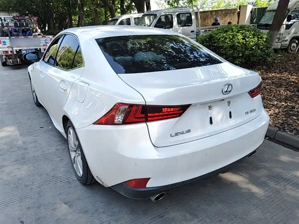 Lexus IS 2015 200t F SPORT фото 5