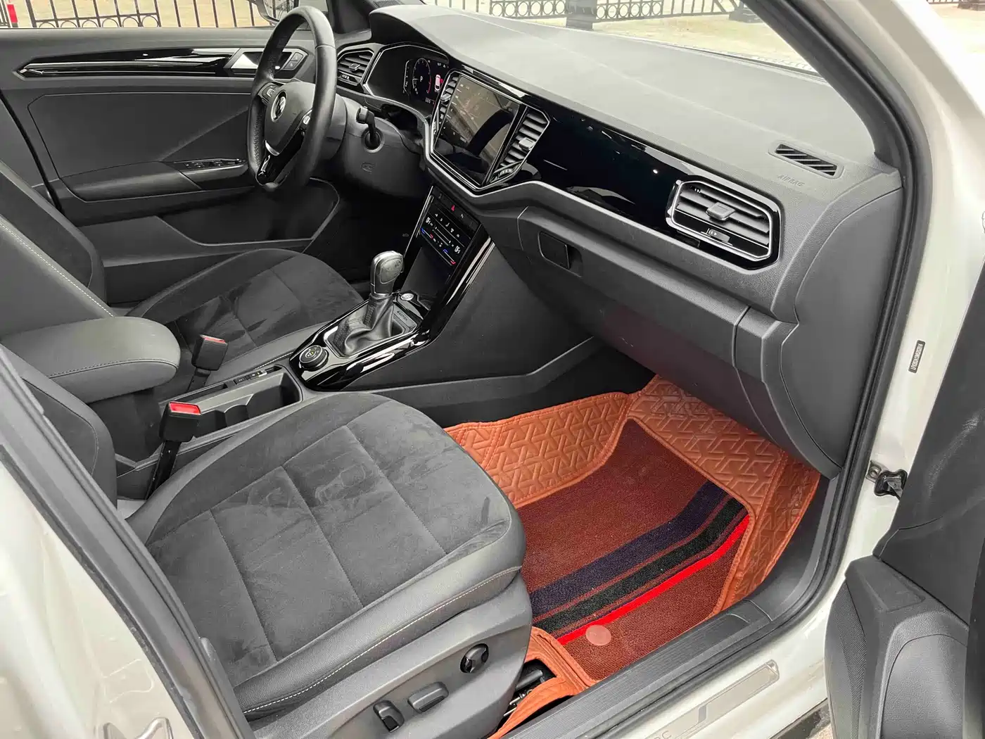 VOLKSWAGEN T ROC EXPLORING SONGS