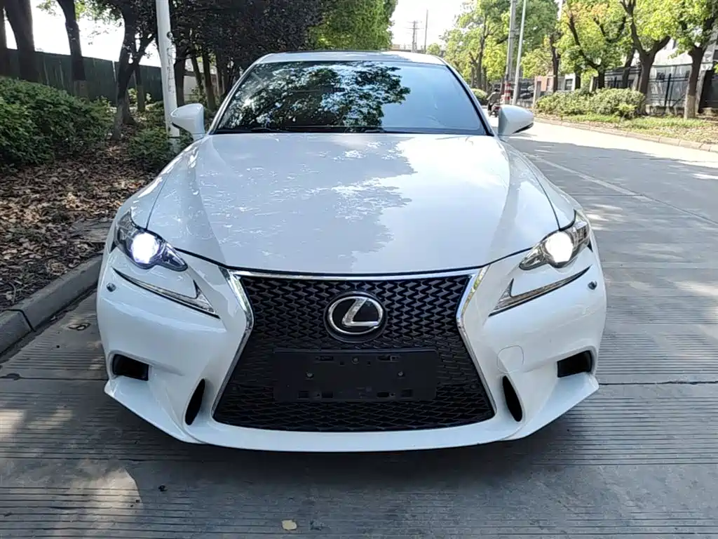 Lexus IS 2015 200t F SPORT фото 3