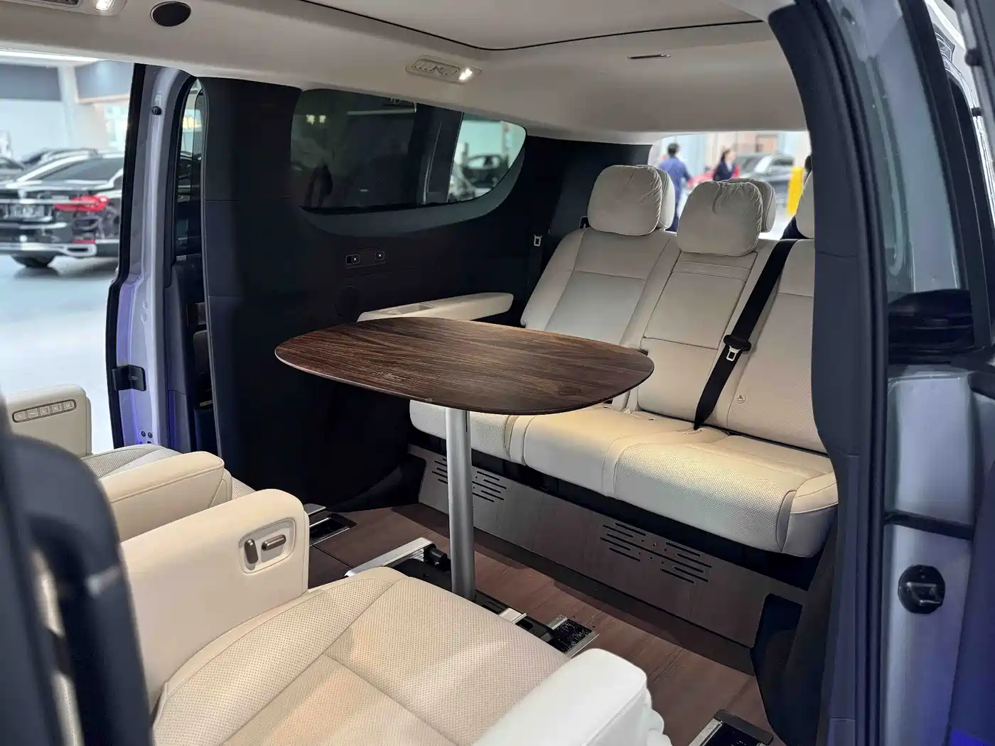 Li Auto MEGA 2025 2025 Model Home Family Special Edition