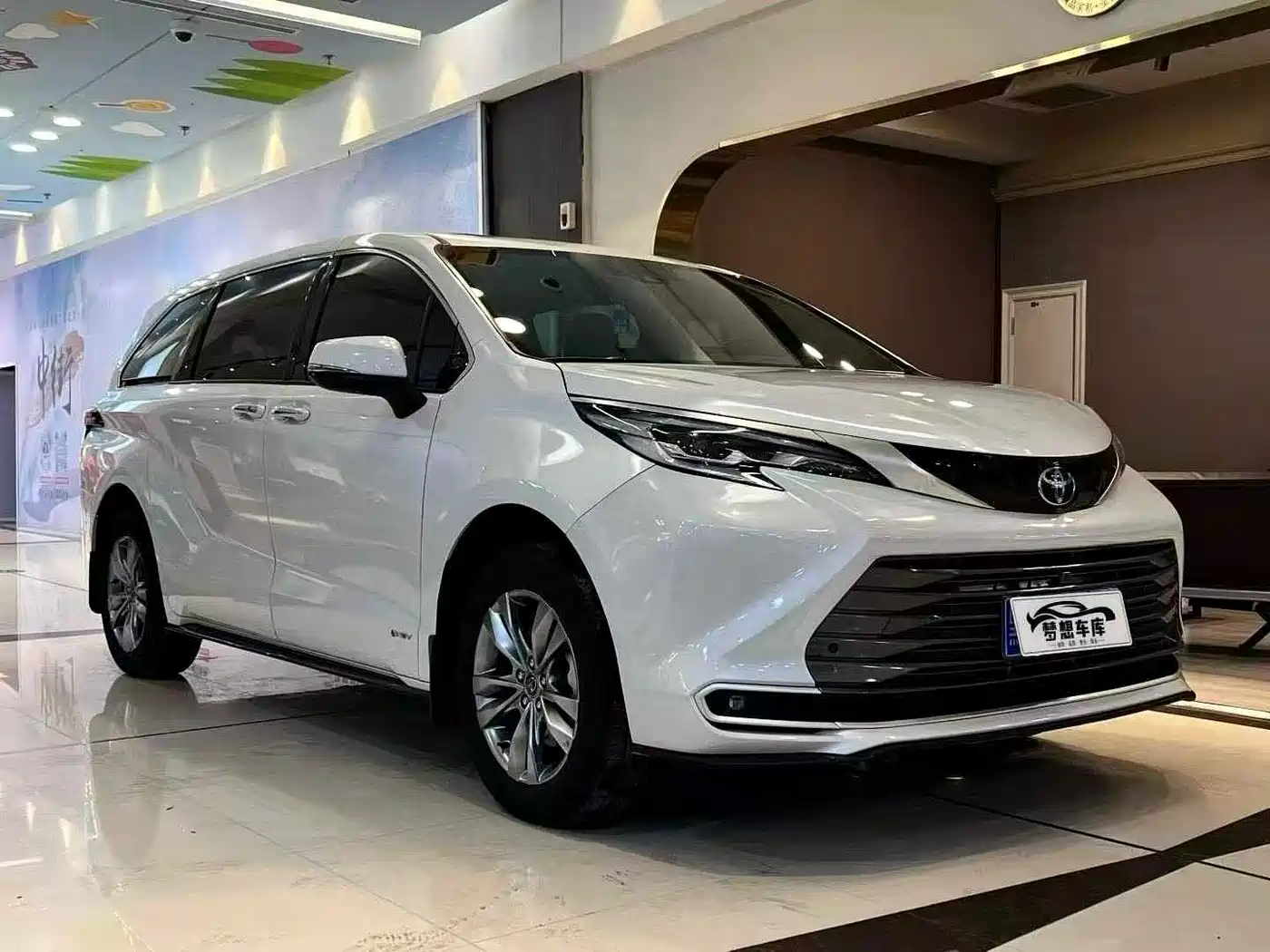 Toyota Sienna 2024 2.5L Hybrid 4WD Premium Edition фото 3