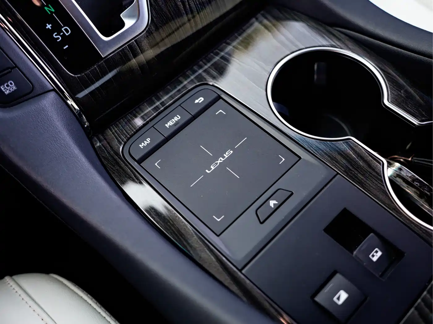 Lexus LM 2020 300h 4-Seat Imperial Edition фото 21
