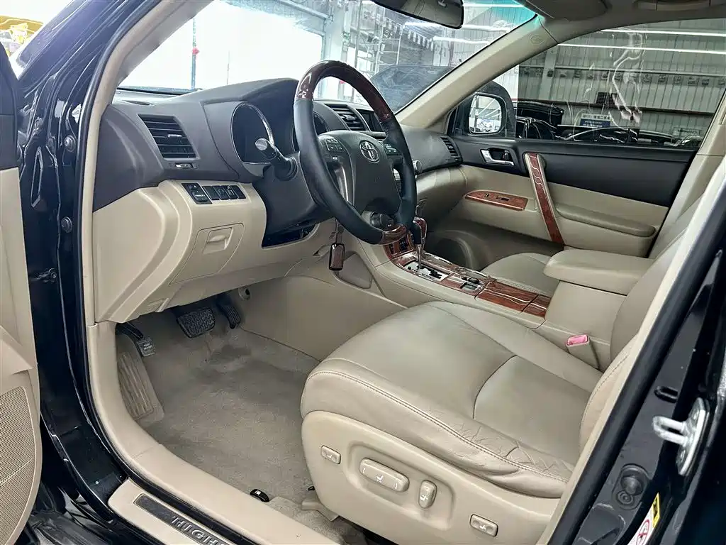 Toyota Highlander 2012 2.7L 2WD 7-Seater Luxury Edition фото 7