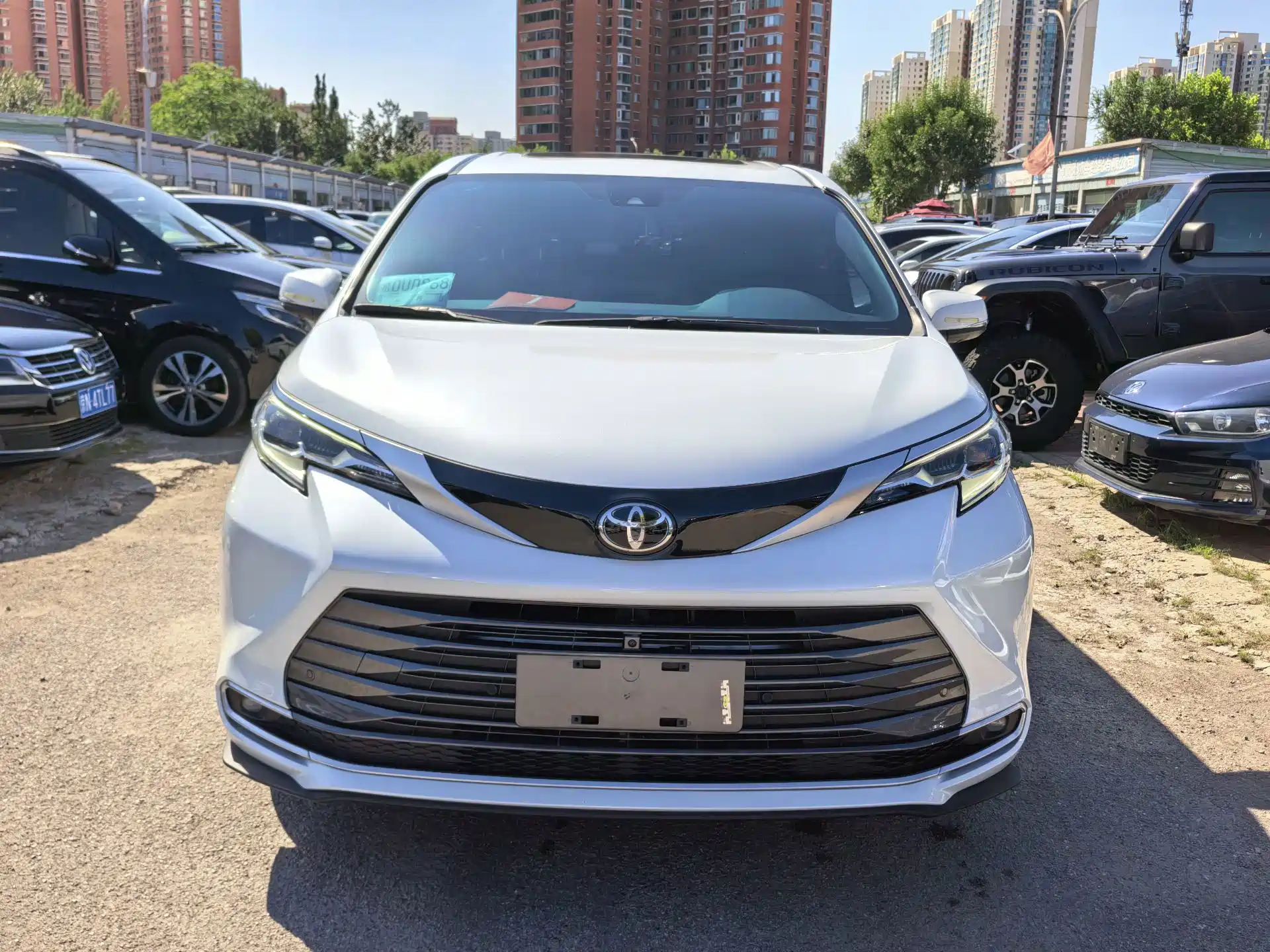 Photo 2 - Toyota Sienna