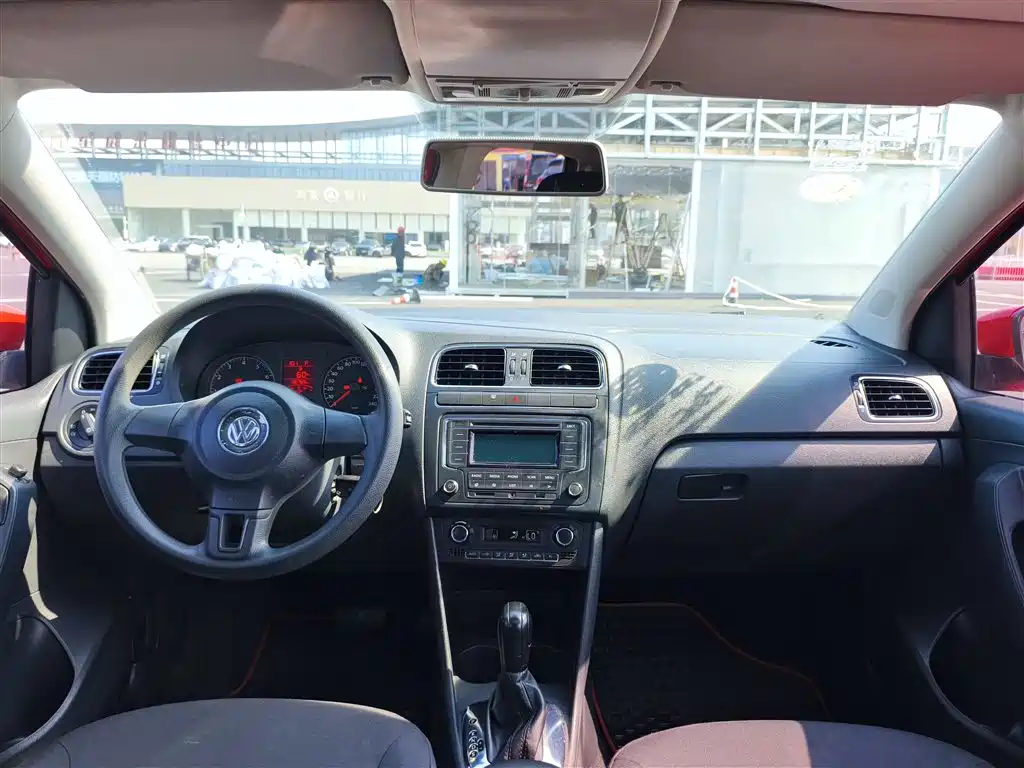 Volkswagen Polo 2013 1.4L Automatic Luxury Edition фото 13