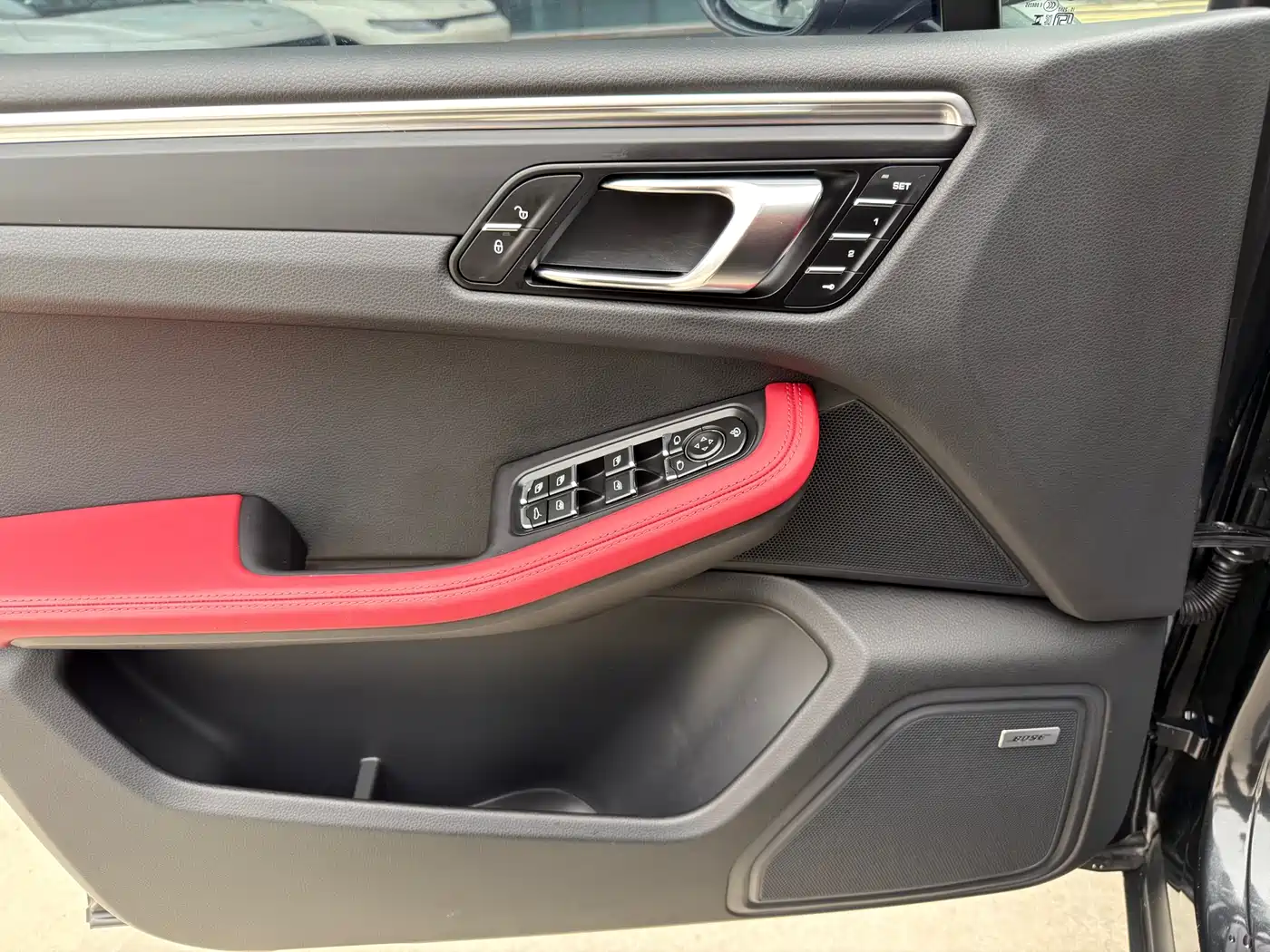 PORSCHE MACAN