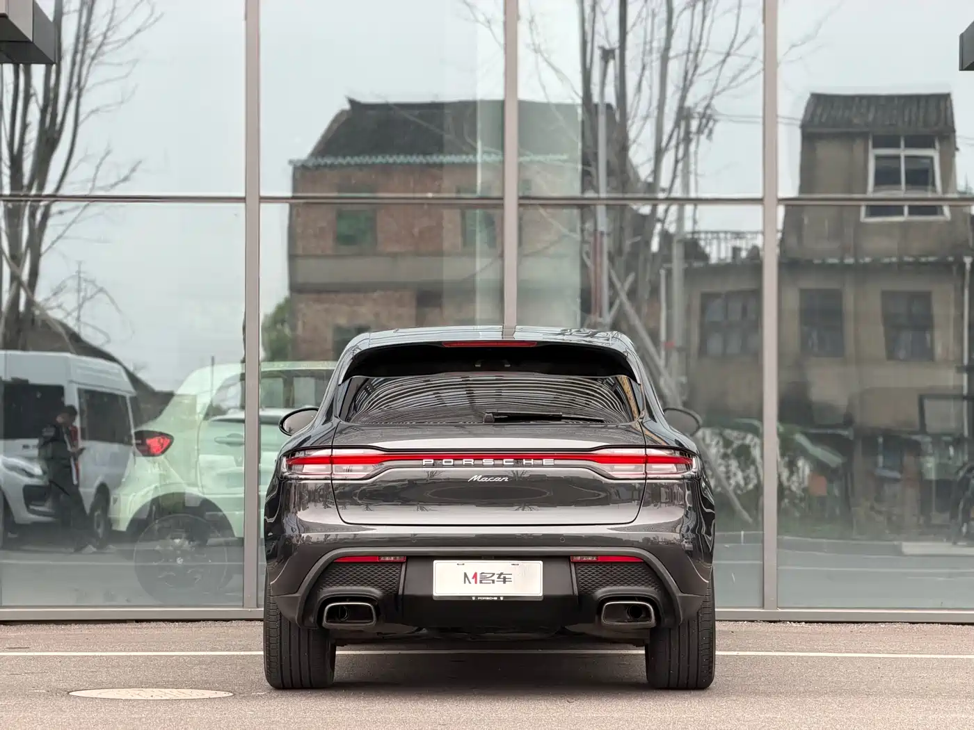 PORSCHE MACAN