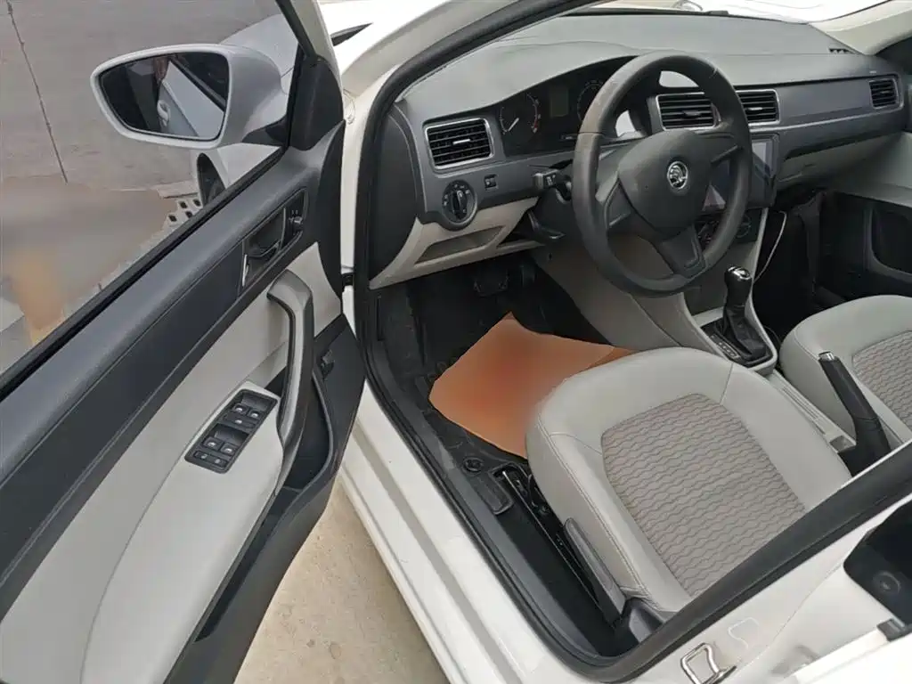 Škoda Rapid 2016 1.6L Automatic Pioneer Edition фото 16