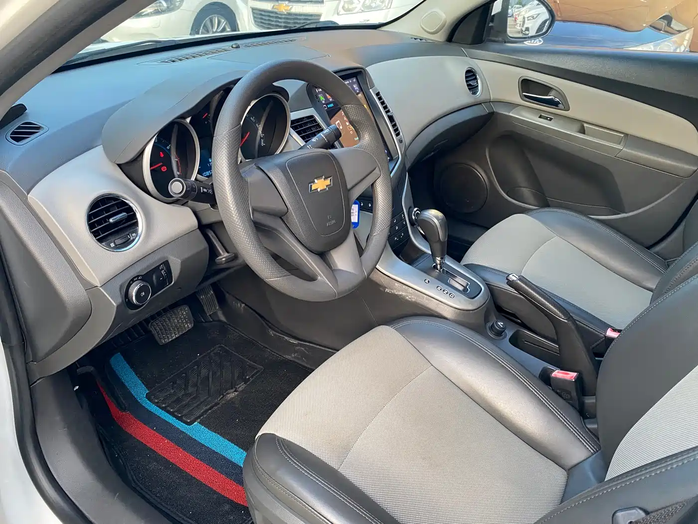 Photo 7 - Chevrolet Cruze