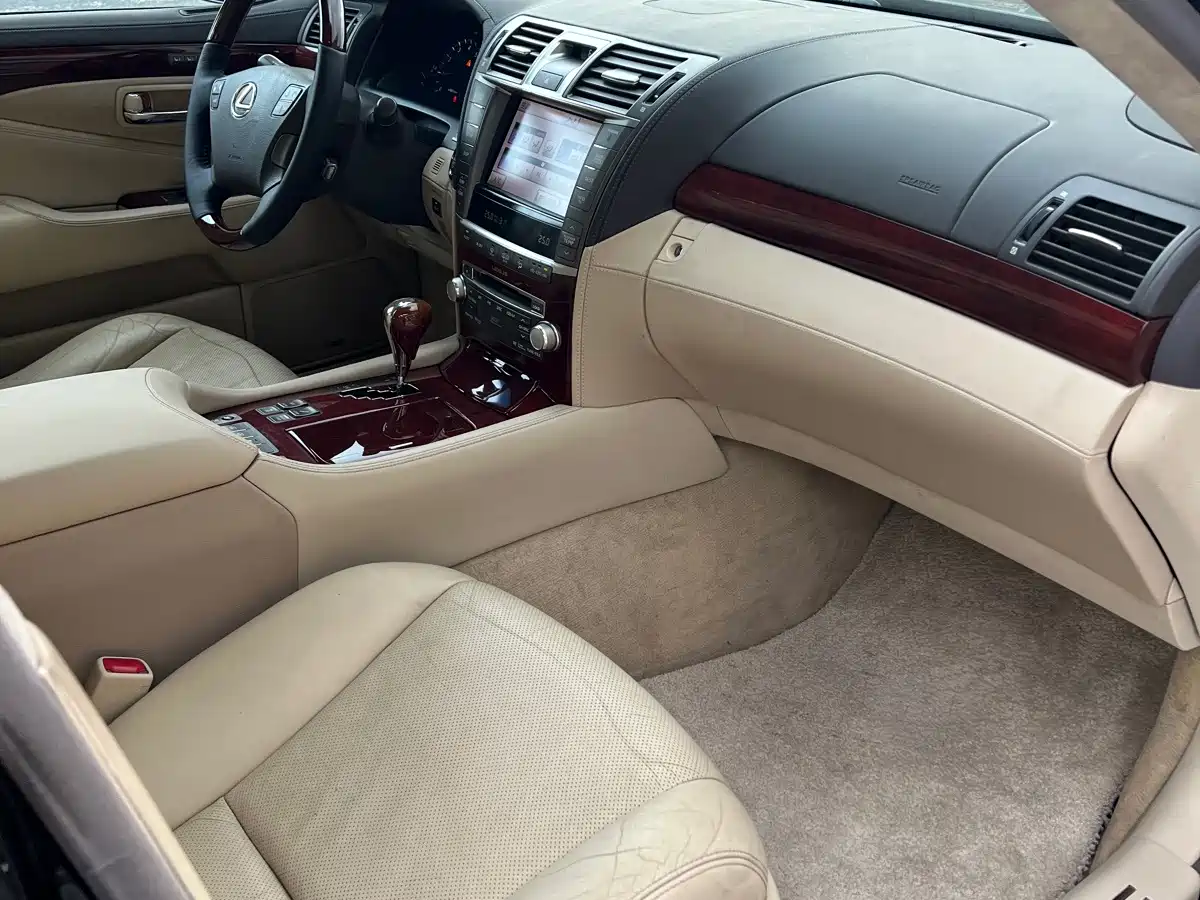 Фото 14 - Lexus LS