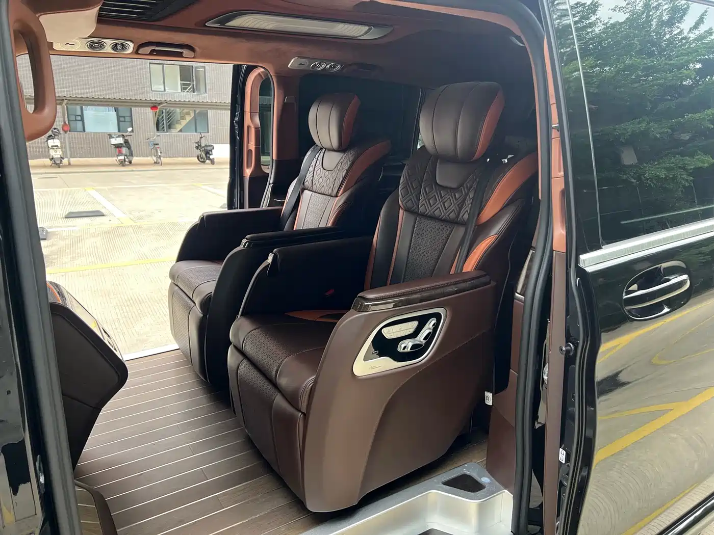 Mercedes-Benz V-Class 2018 V 260 L Premium Long Wheelbase Edition China VI фото 6