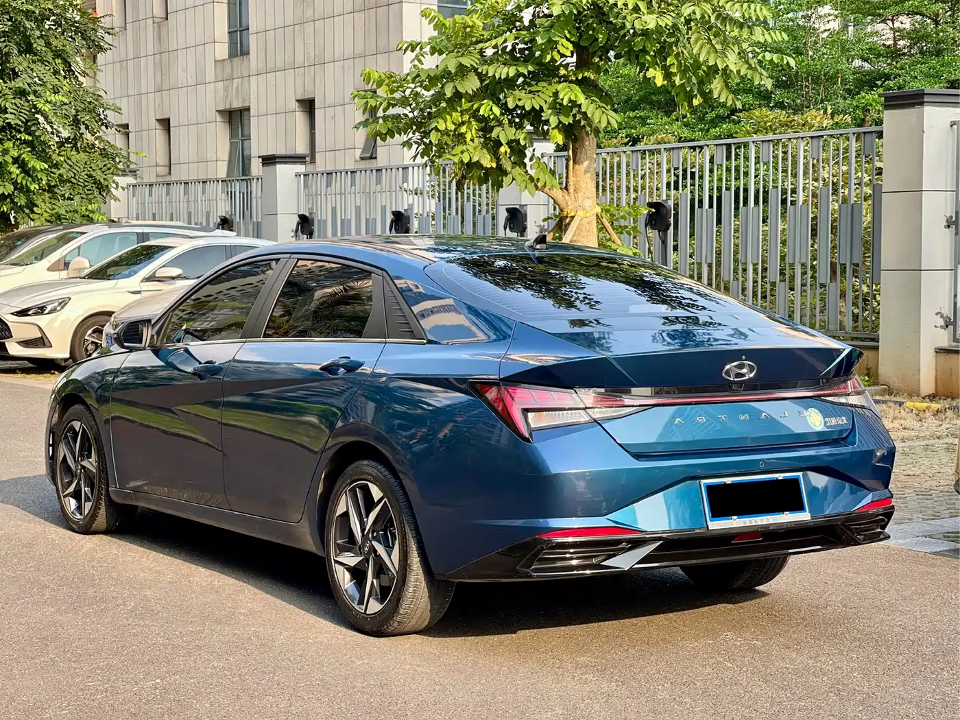 Hyundai Elantra 2022 1.5L CVT LUX Premium Edition фото 7