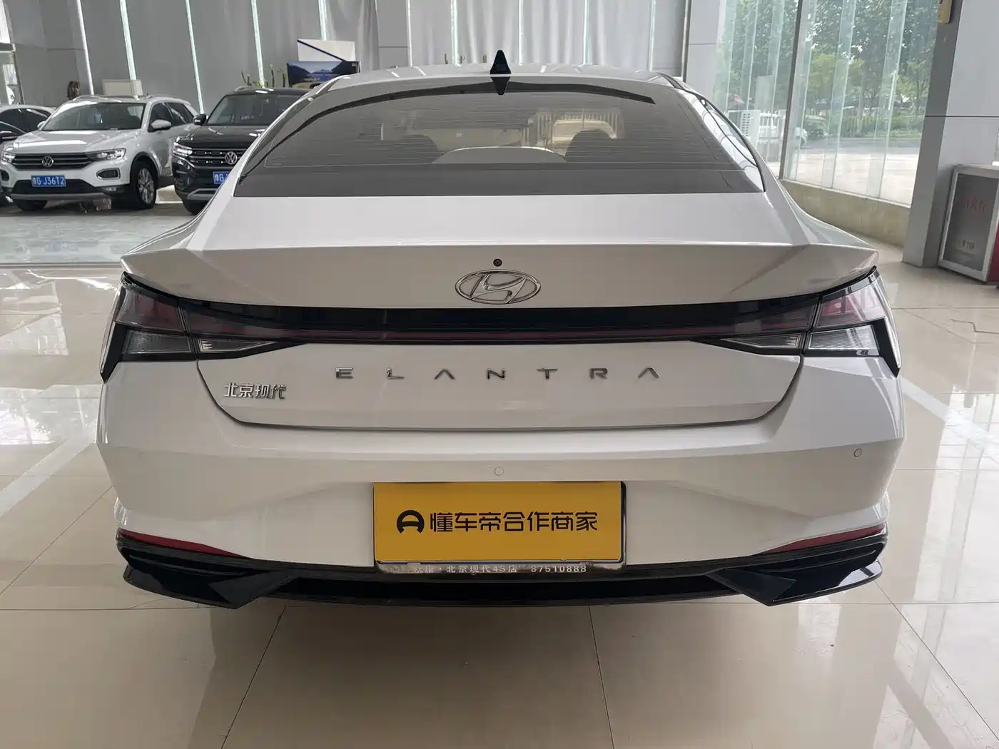Hyundai Elantra 2022 1.5L CVT LUX Premium Edition фото 5