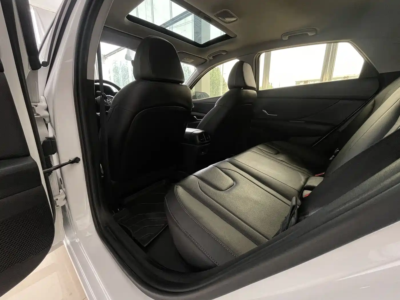 Hyundai Elantra 2022 1.5L CVT LUX Premium Edition фото 10