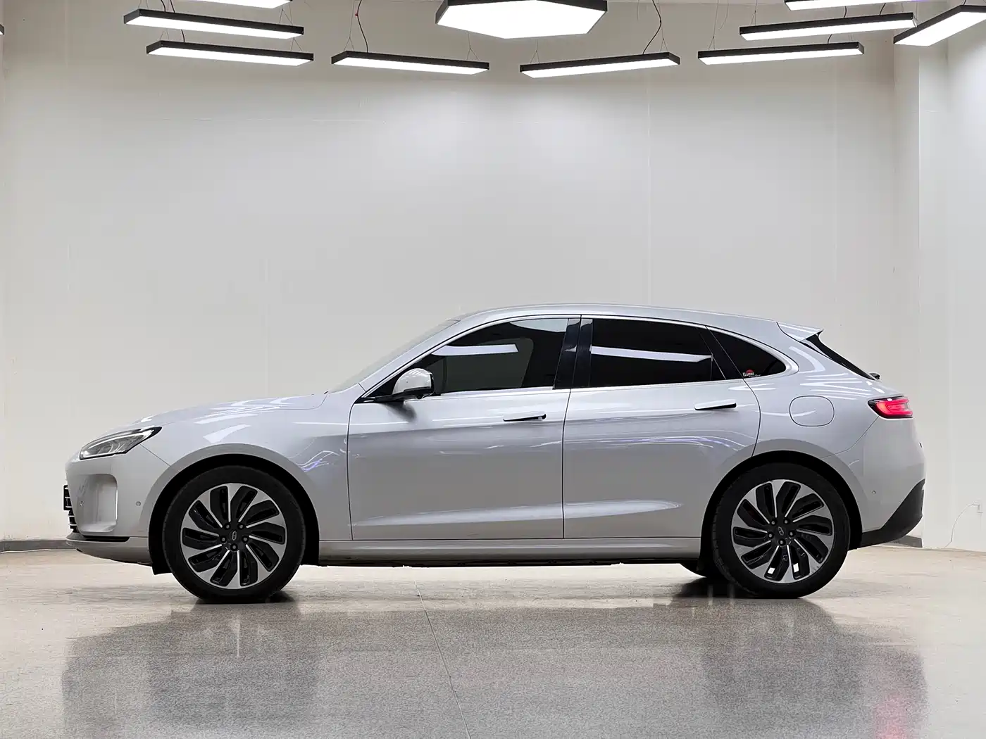 AITO Wenjie AITO M5 2022 Extended Range AWD Performance Edition фото 4