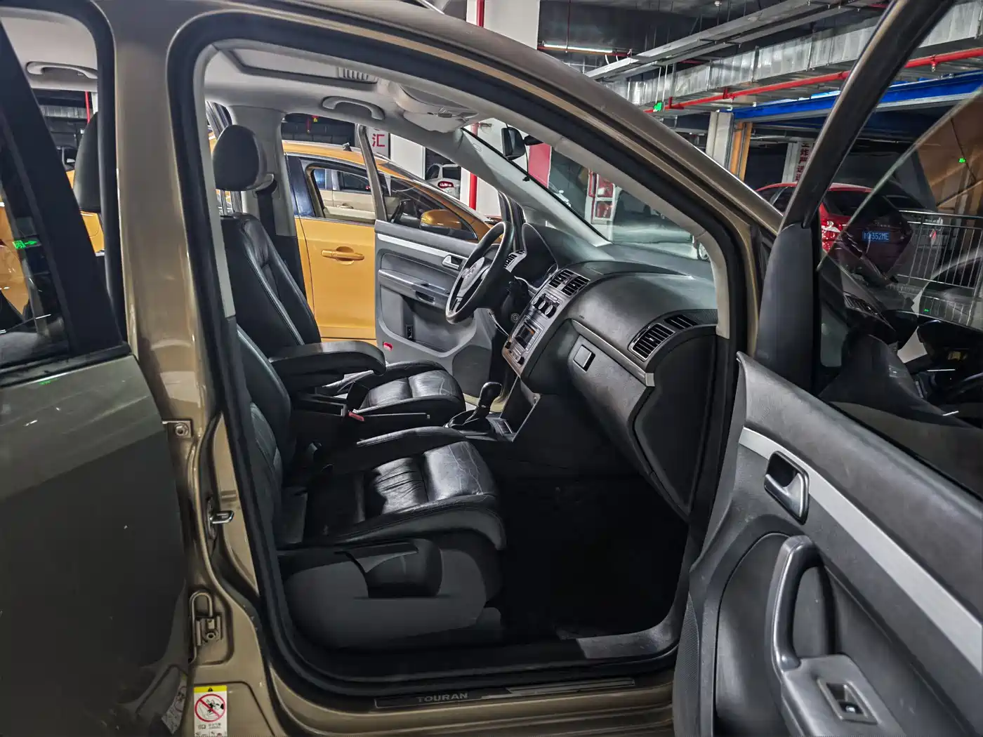 Volkswagen Touran 2015 1.4T DSG Comfort Edition 5-seater фото 4