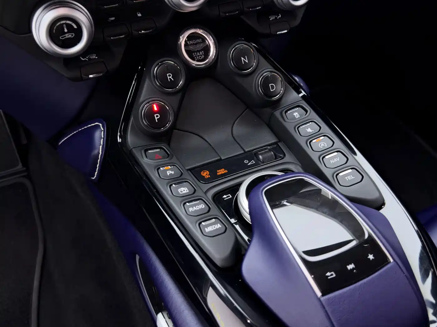 Aston Martin V8 Vantage 2020 2018 4.0T V8 Coupe